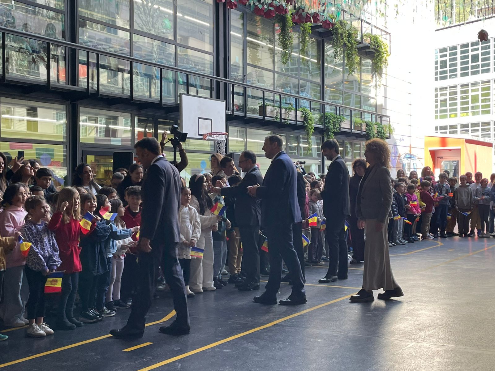 Macron saludant els alumnes.