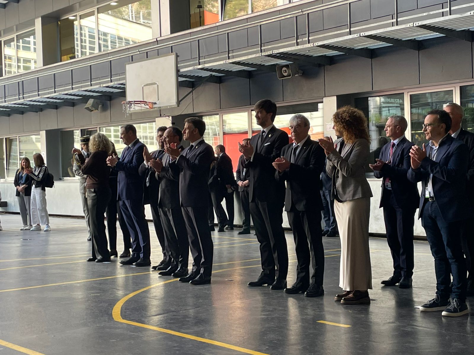 Macron cantant l’himne d’Andorra a l’Escola Andorrana de Santa Coloma.