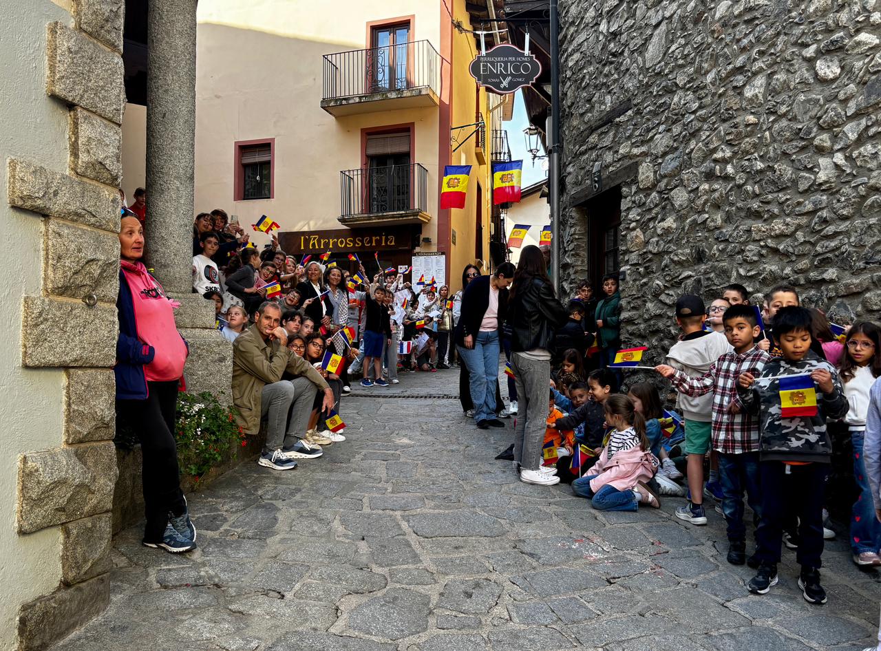 Infants esperant l'arribada de Macron en les immediacions de Casa de la Vall.
