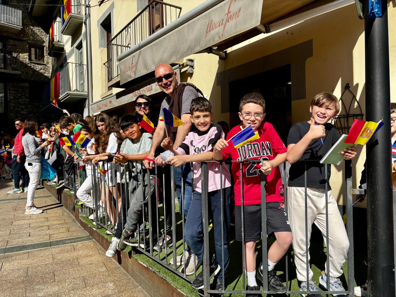 Infants esperant l'arribada de Macron en les immediacions de Casa de la Vall.