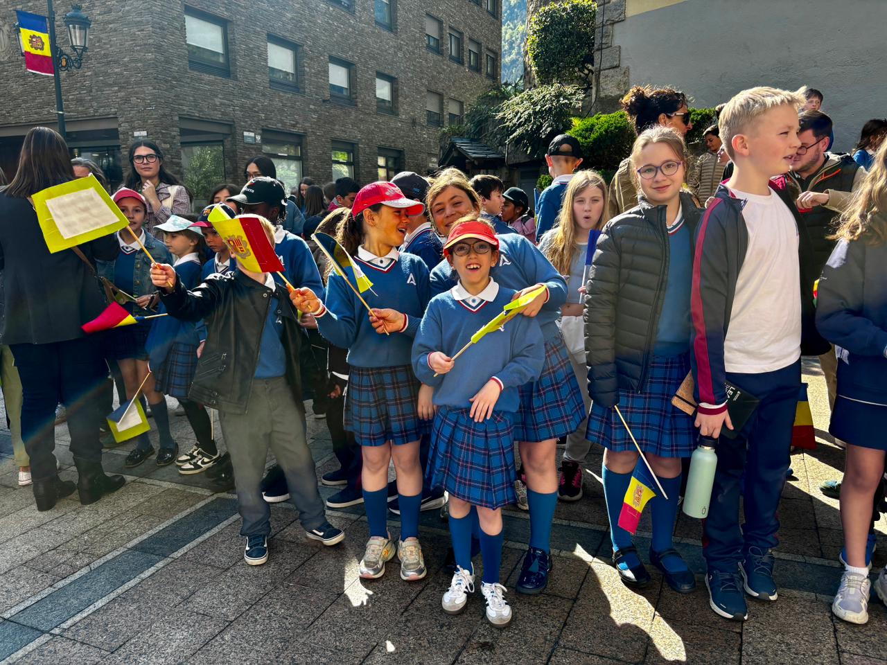 Infants esperant l'arribada de Macron en les immediacions de Casa de la Vall.