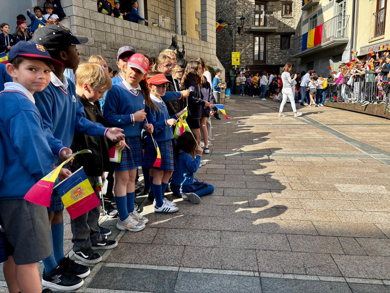 Infants esperant l'arribada de Macron en les immediacions de Casa de la Vall.