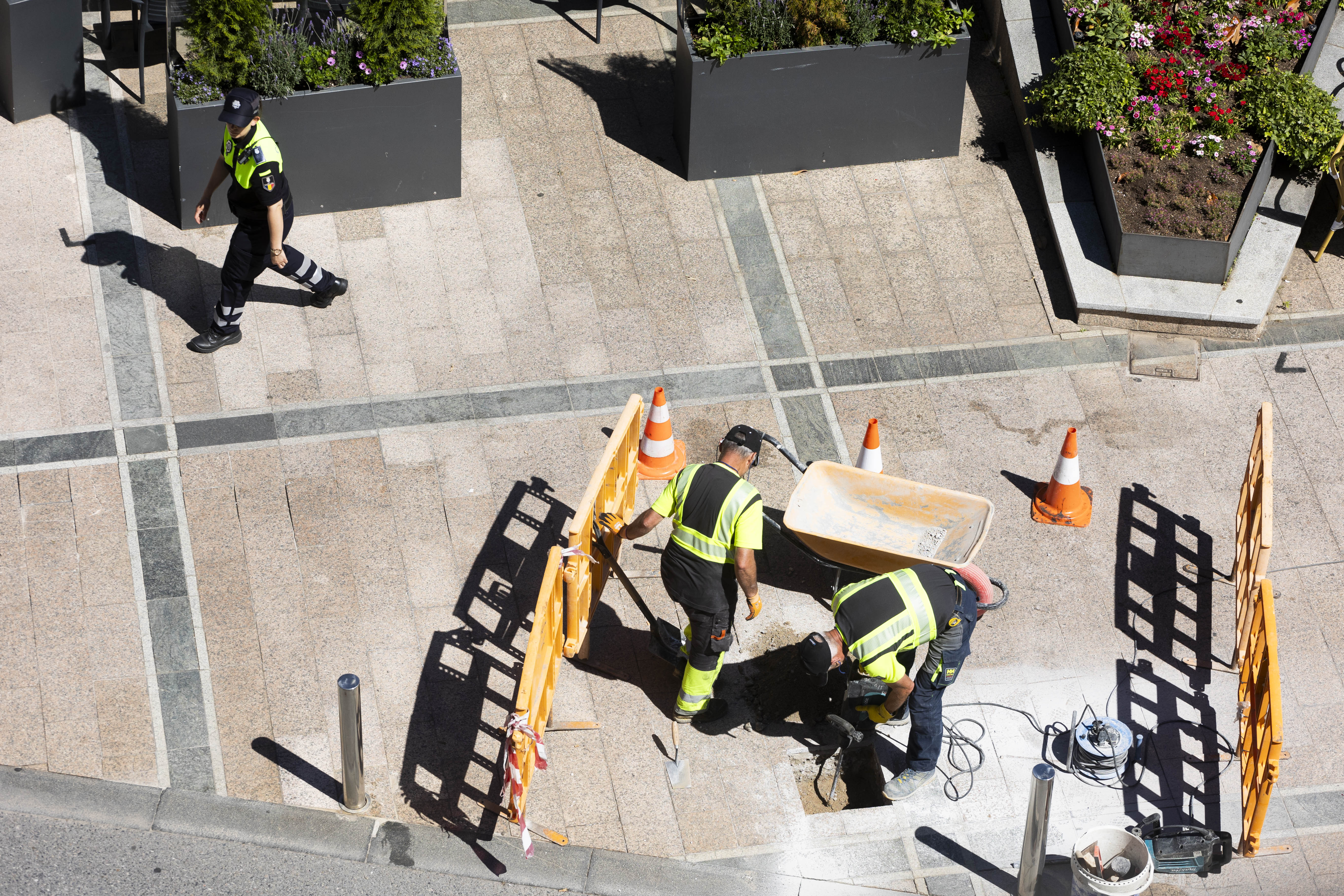 Uns operaris arreglant una voravia.