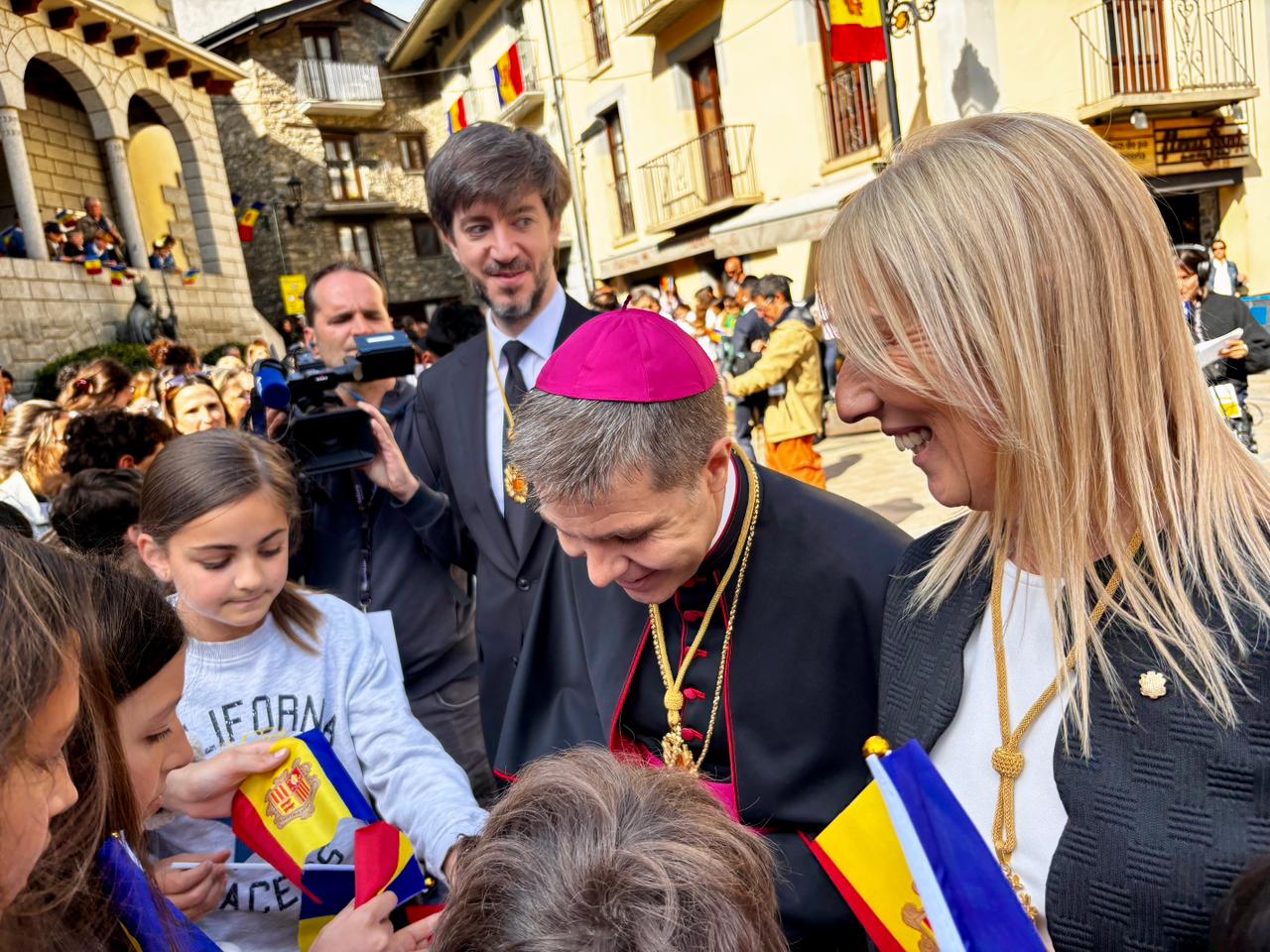 Josep-Lluís Serrano a la plaça del comú.
