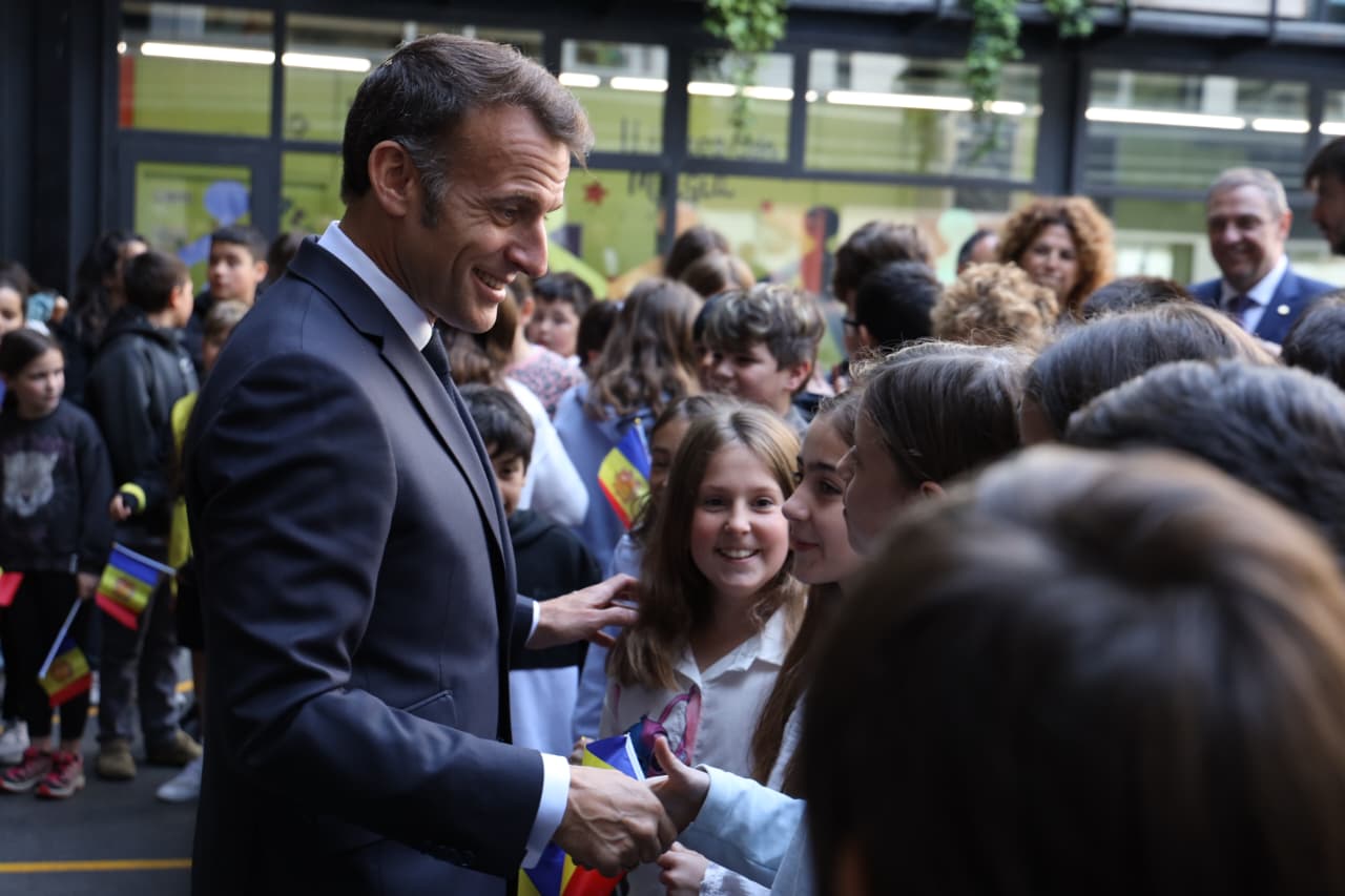 El Copríncep parlant amb els alumnes.