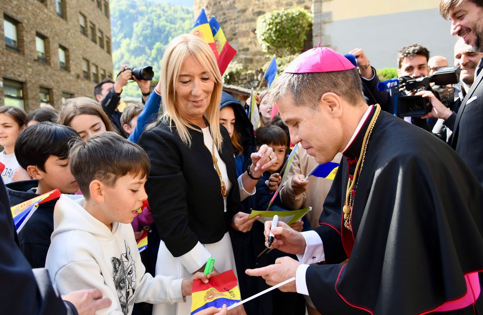 Serrano signant autògrafs.