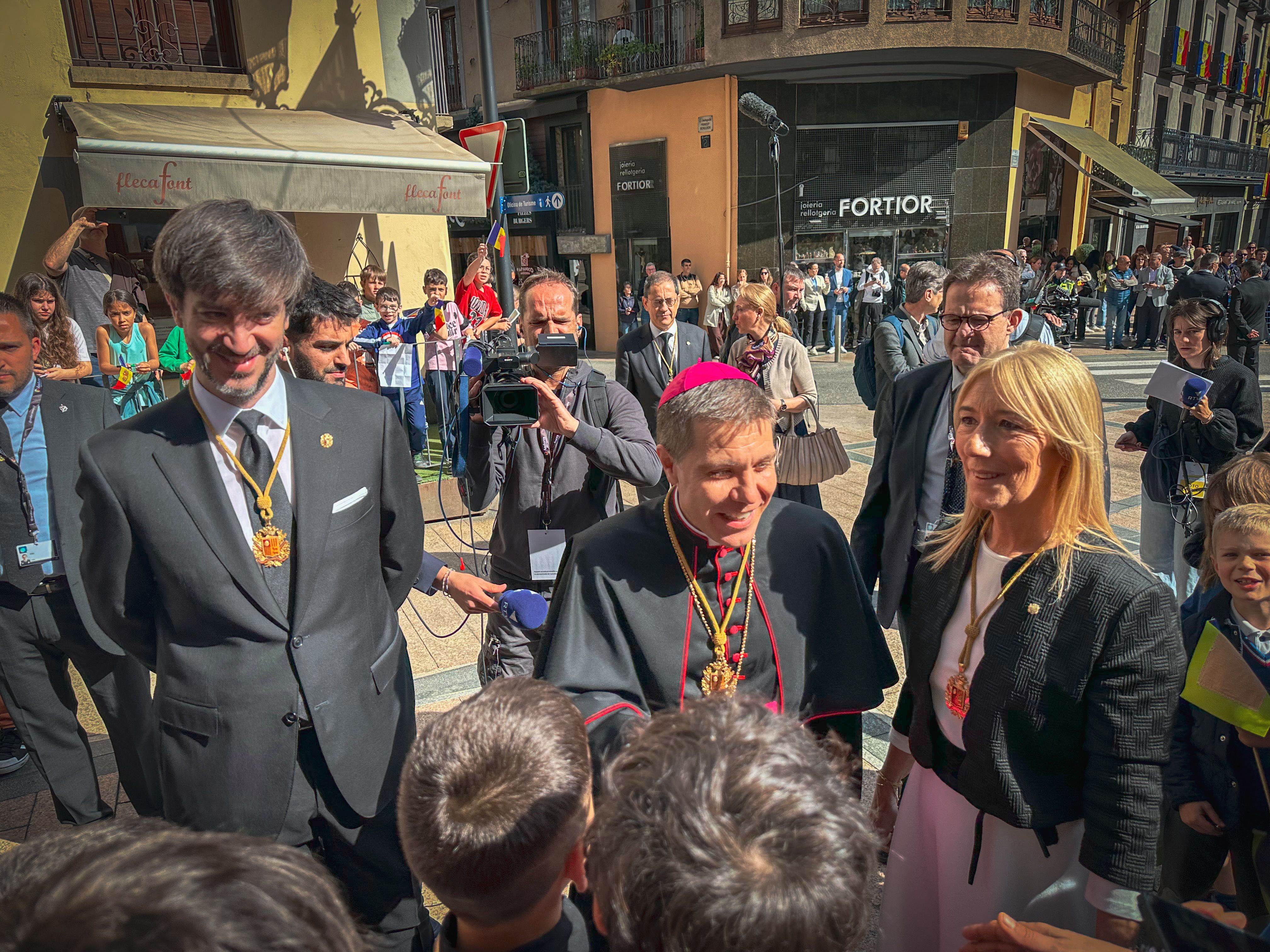 Serrano amb els síndics saludant infants a la plaça del comú. 