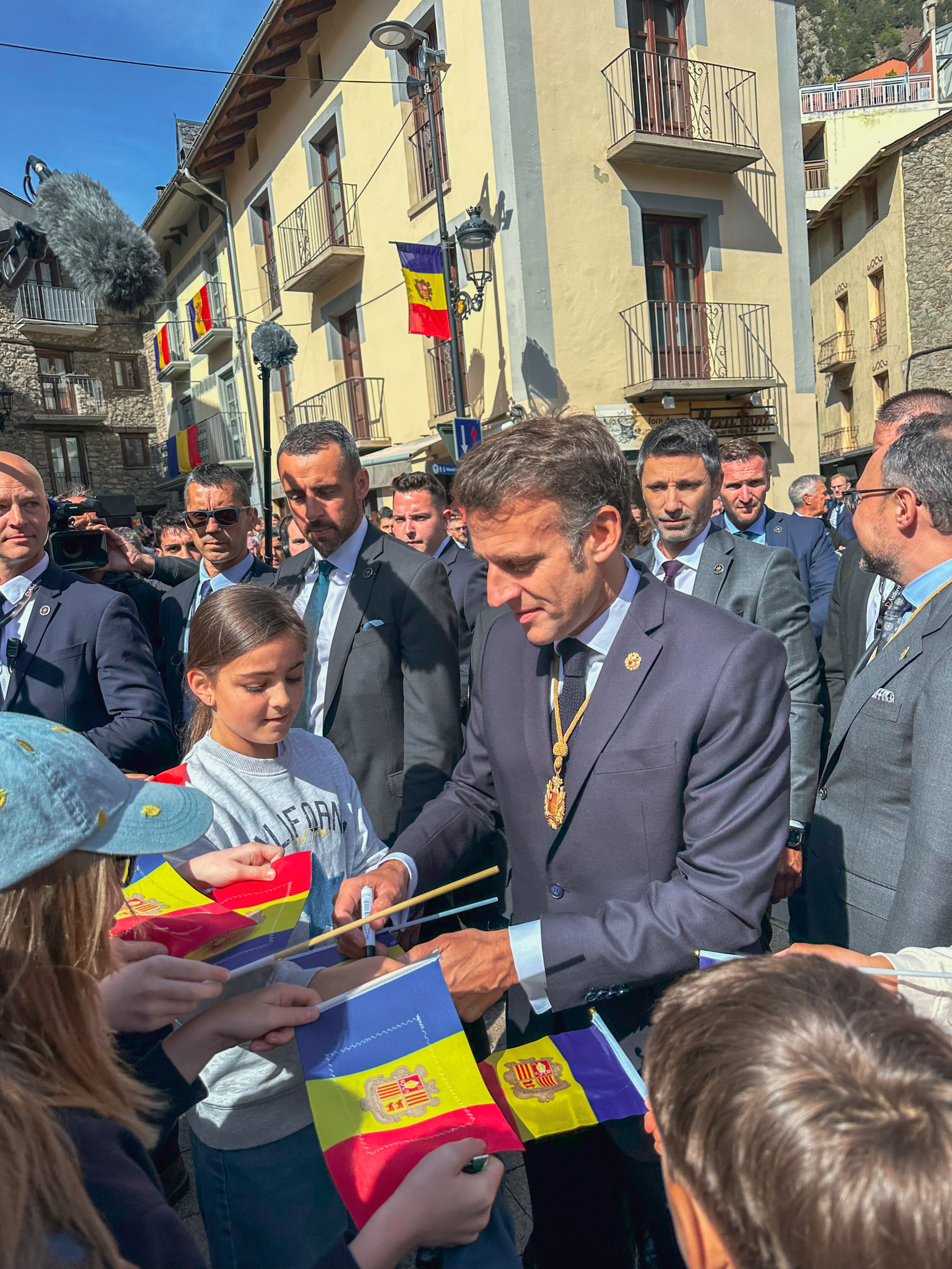 Macron s'ha dedicat un bany de masses a la plaça del comú.