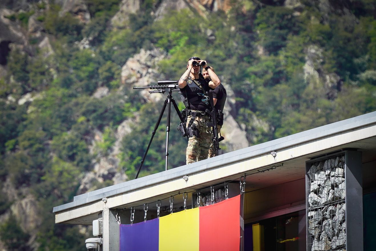 Un franctirador del cos d'elit que protegeix Macron al teulat del Consell General.