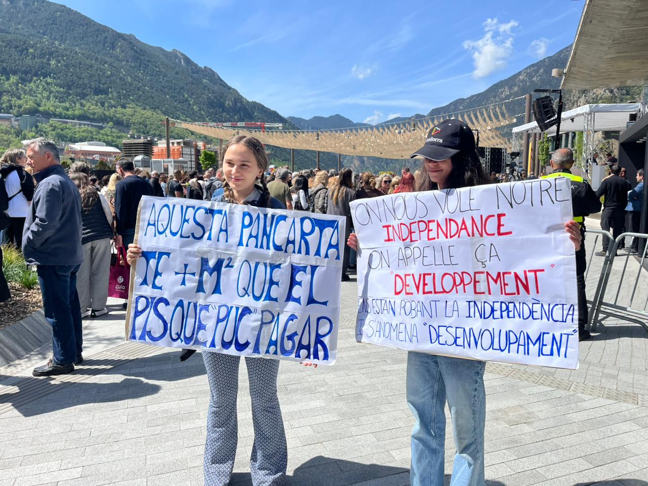 Pancartes per l'habitatge a la plaça del Poble.
