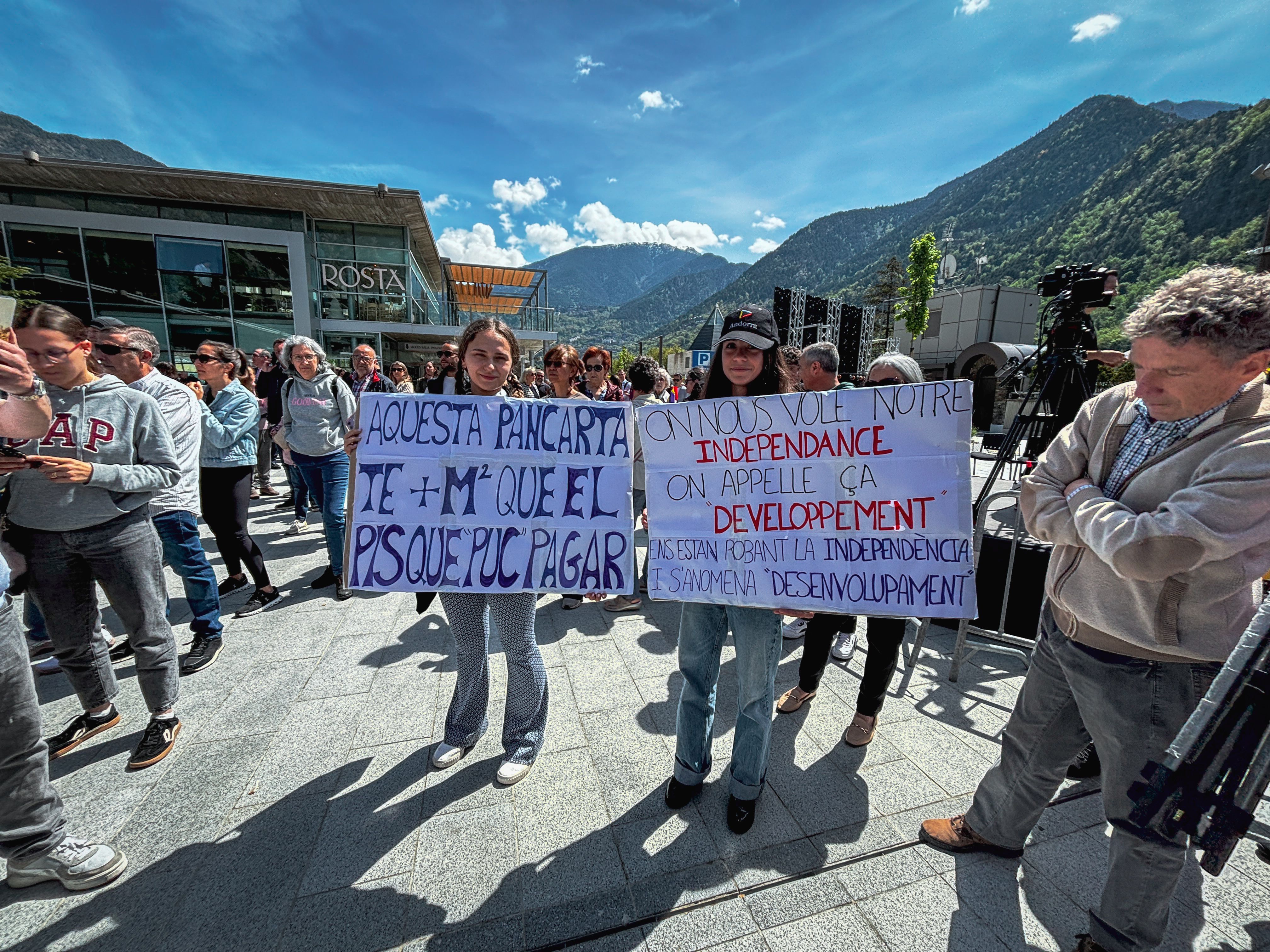 Dues de les manifestants per la qüestió de l'habitatge.