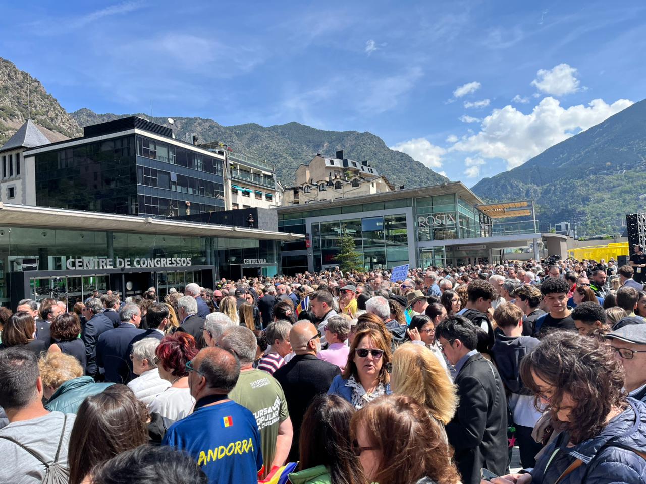Ciutadans aplegats a la plaça esperant l'al·locució de Macron.