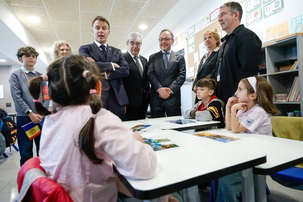 Macron durant la visita que ha fet a l'Escola Andorrana de Santa Coloma.