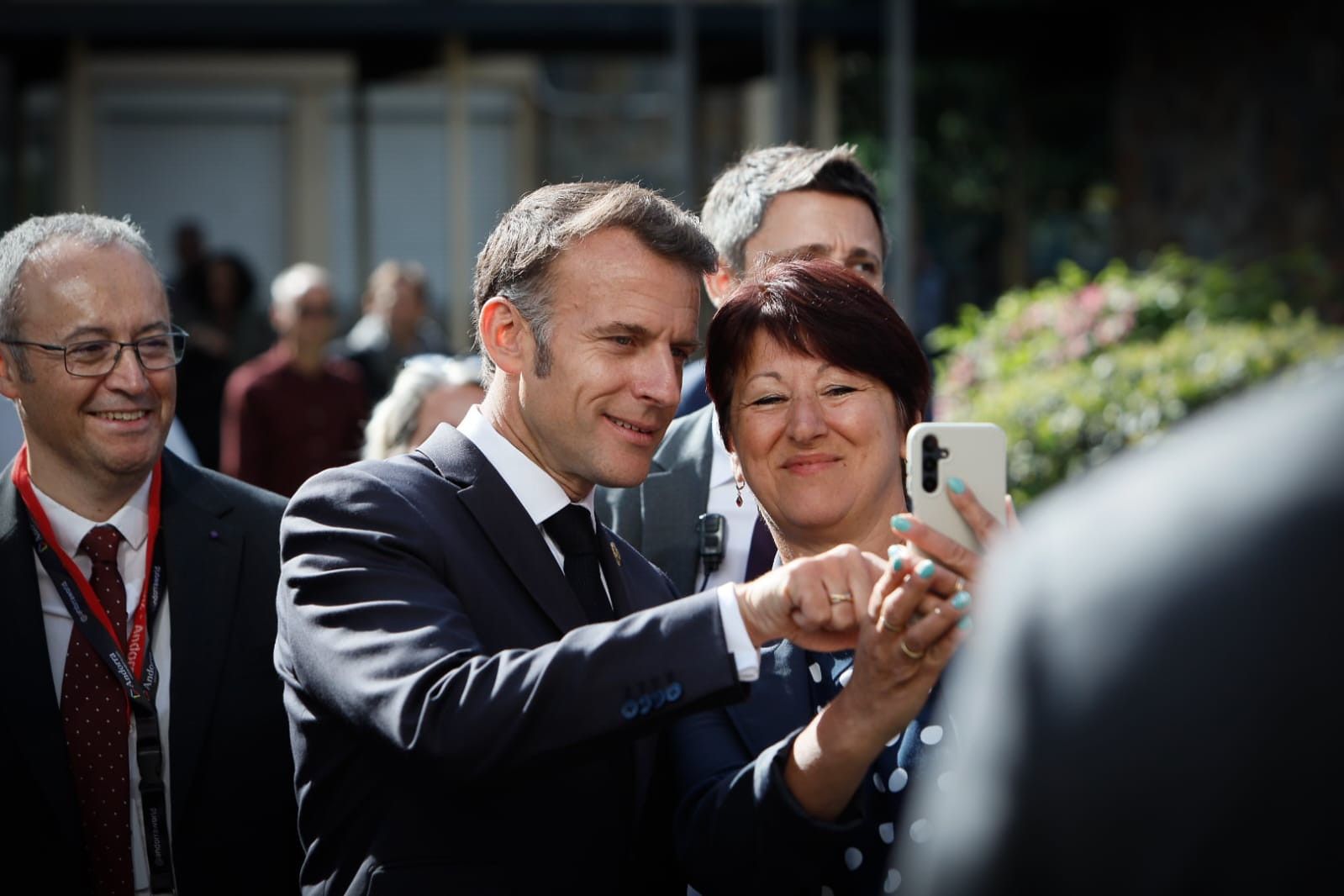 Macron fent-se una foto amb una ciutadana.