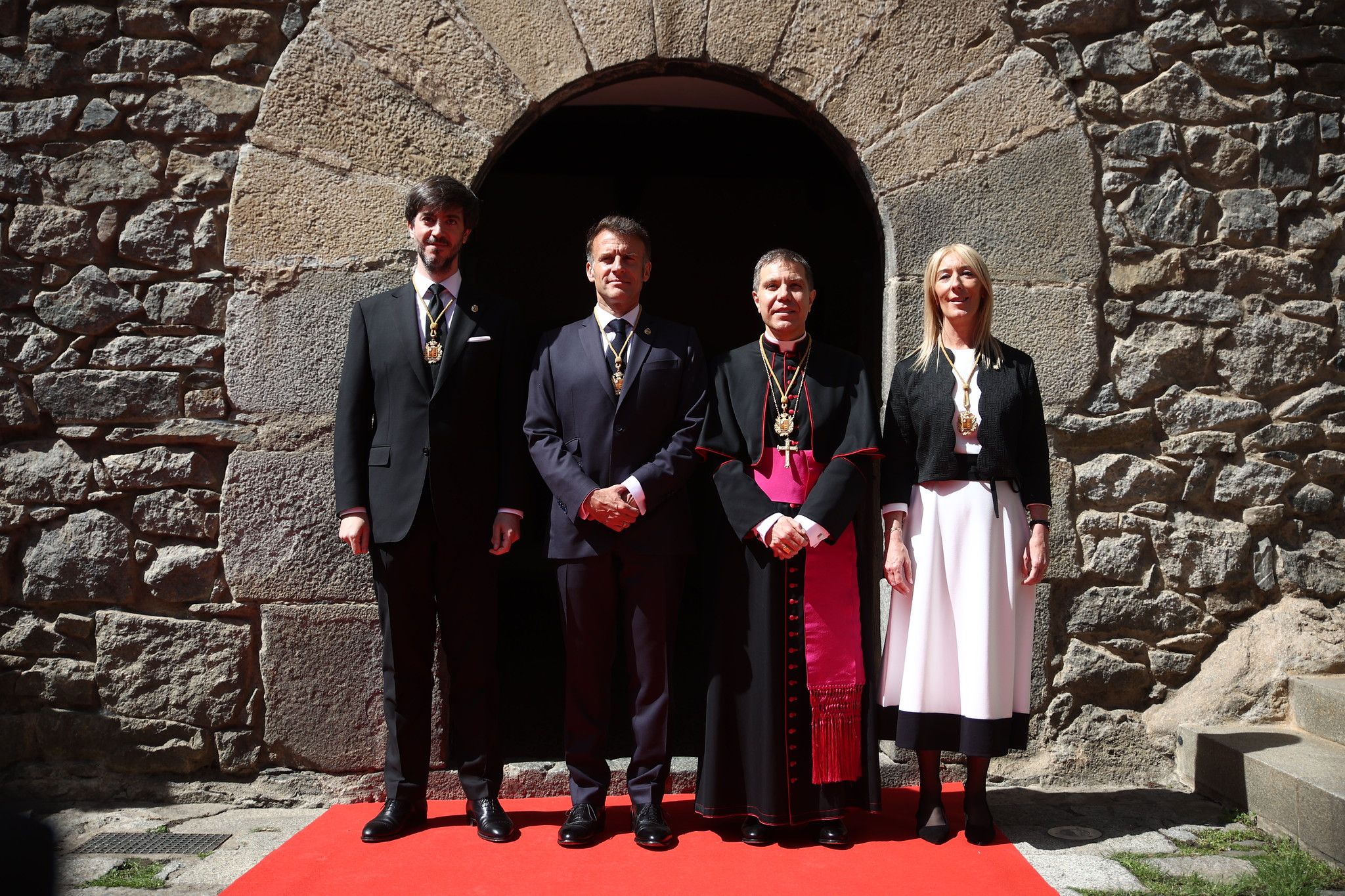 Els coprínceps amb els síndics a la porta de la Casa de la Vall.