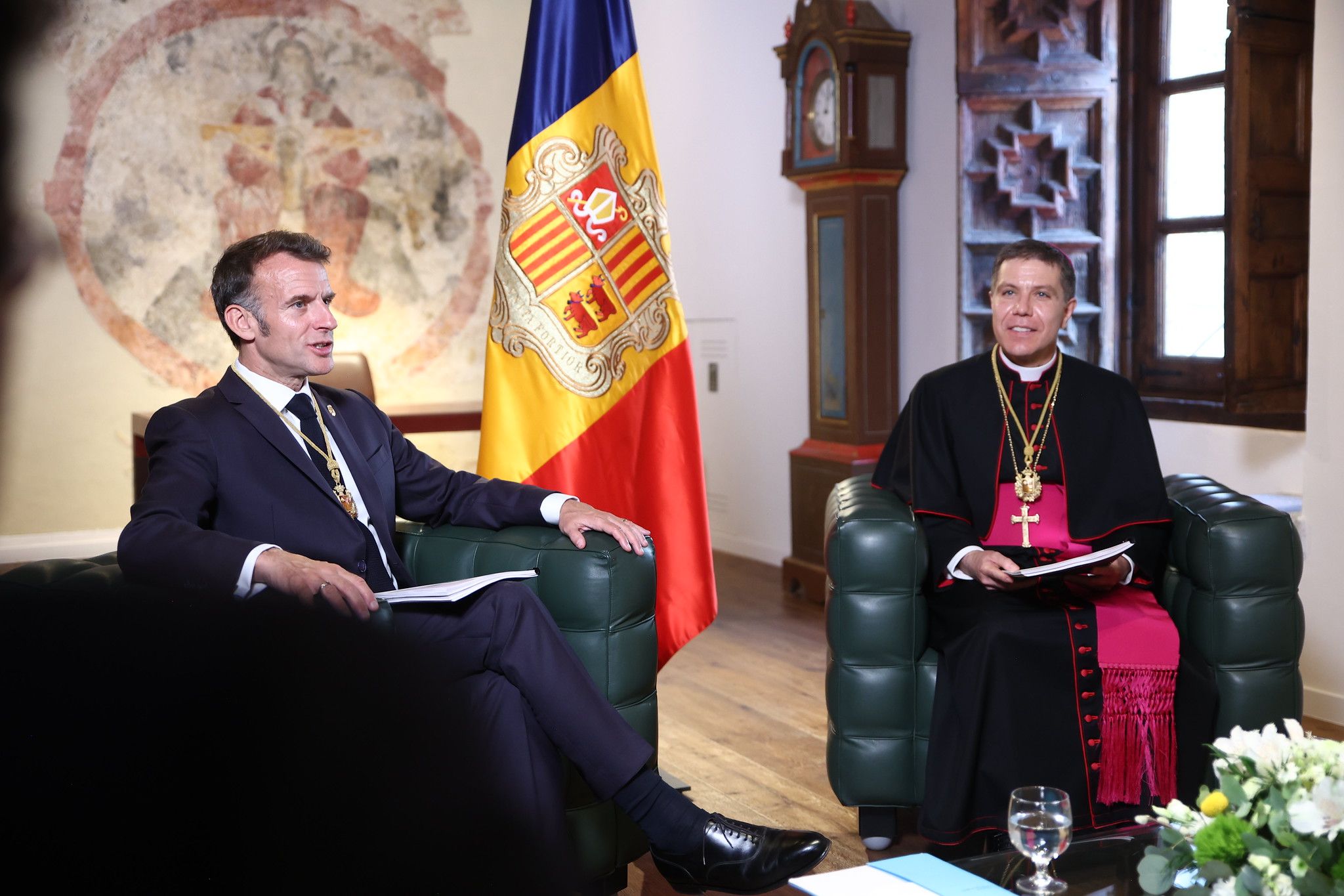Macron i Serrano a l'interior de la Casa de la Vall.