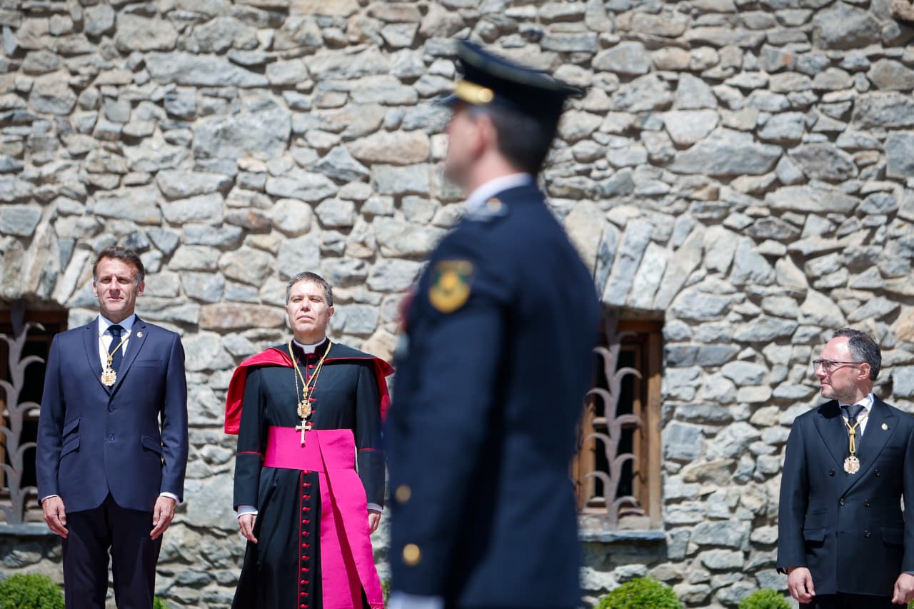 Hissada de la bandera.