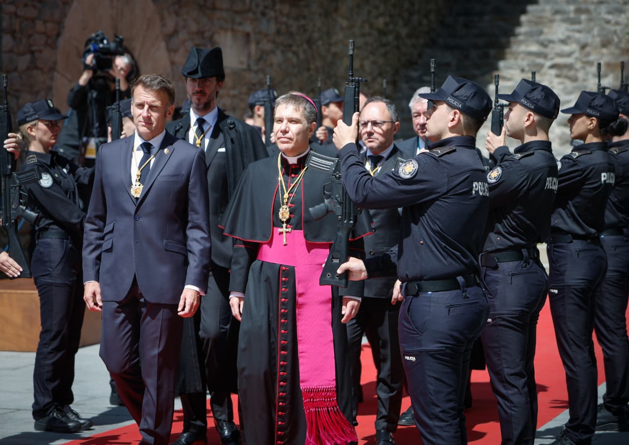 Hissada de la bandera.