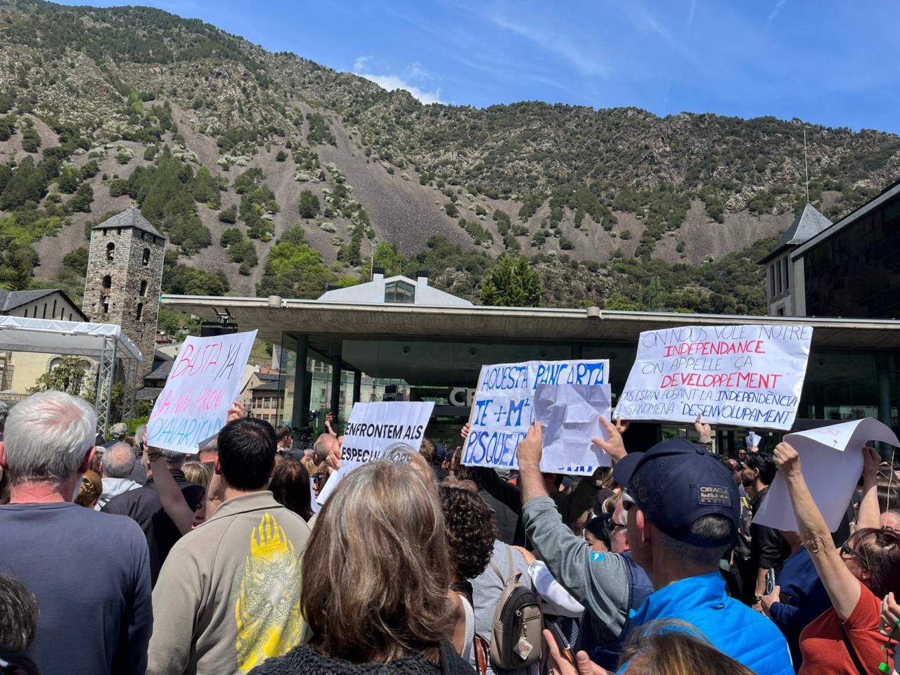Pancartes de protesta per la situació de l'habitatge.