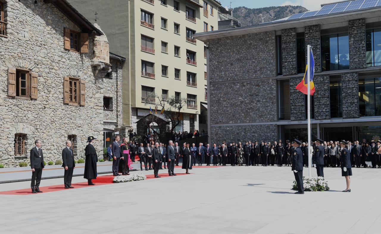 Hissada de la bandera.