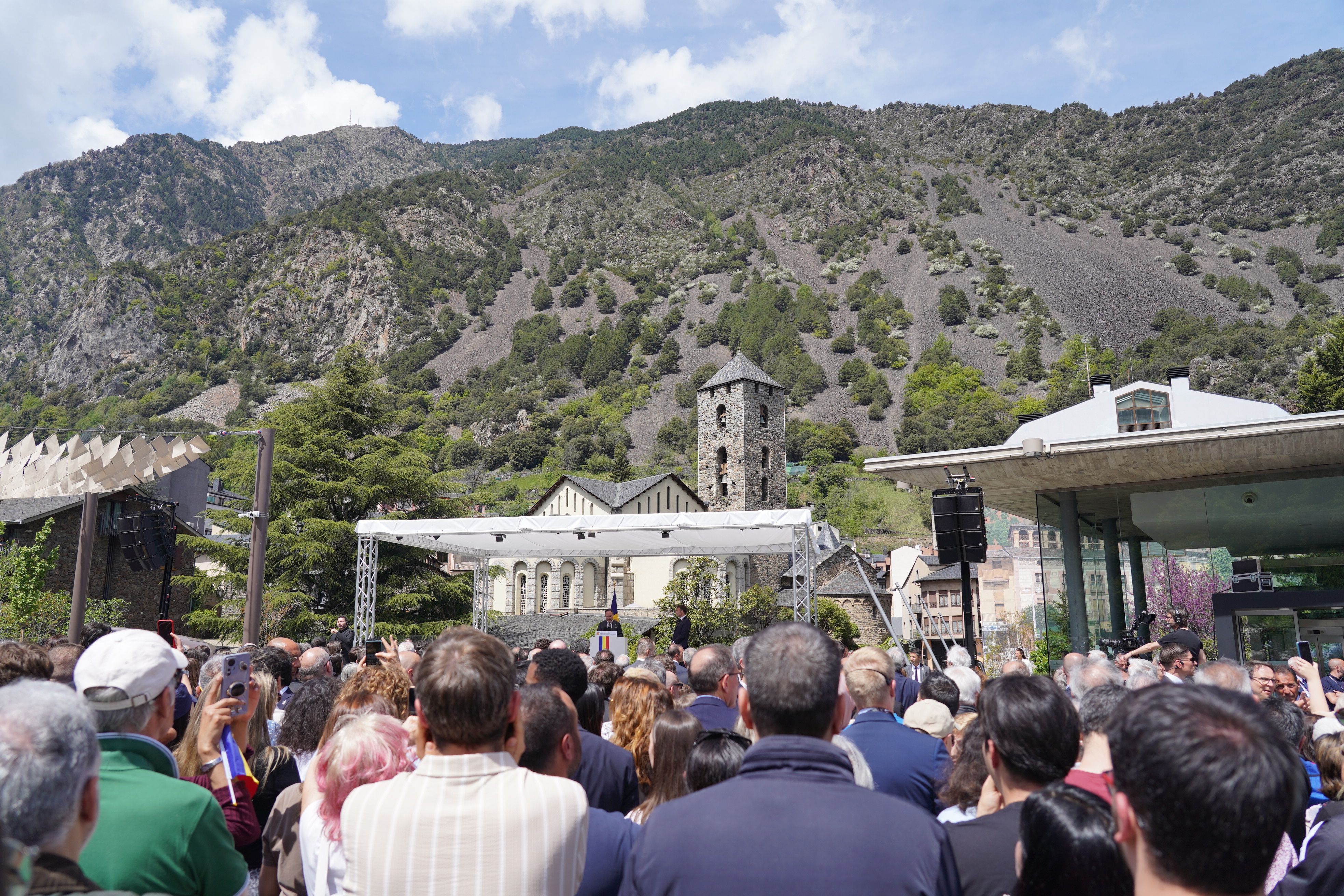 Els congregats a la plaça del Poble escoltant Espot.