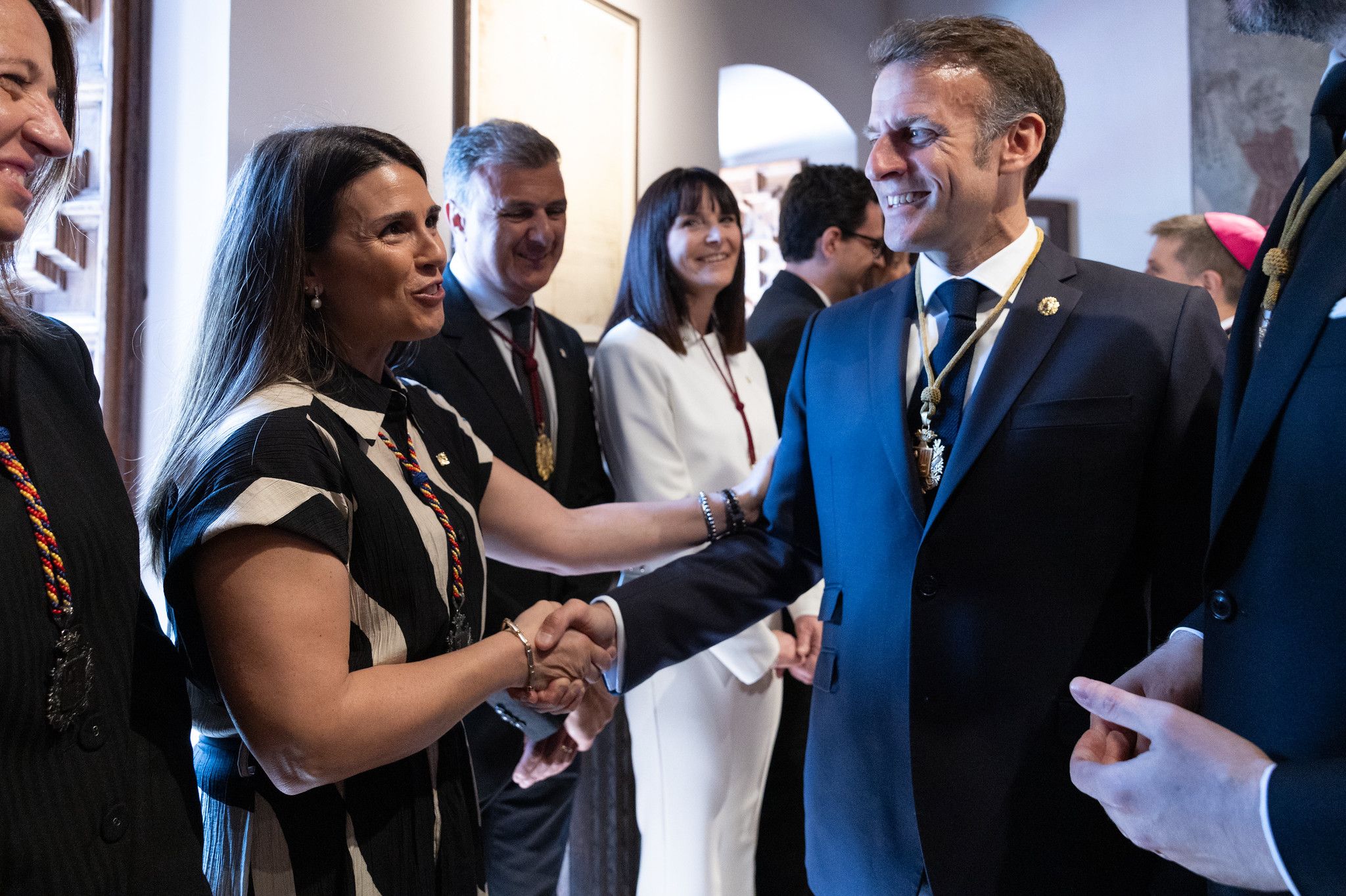 Macron saluda Laura Mas.