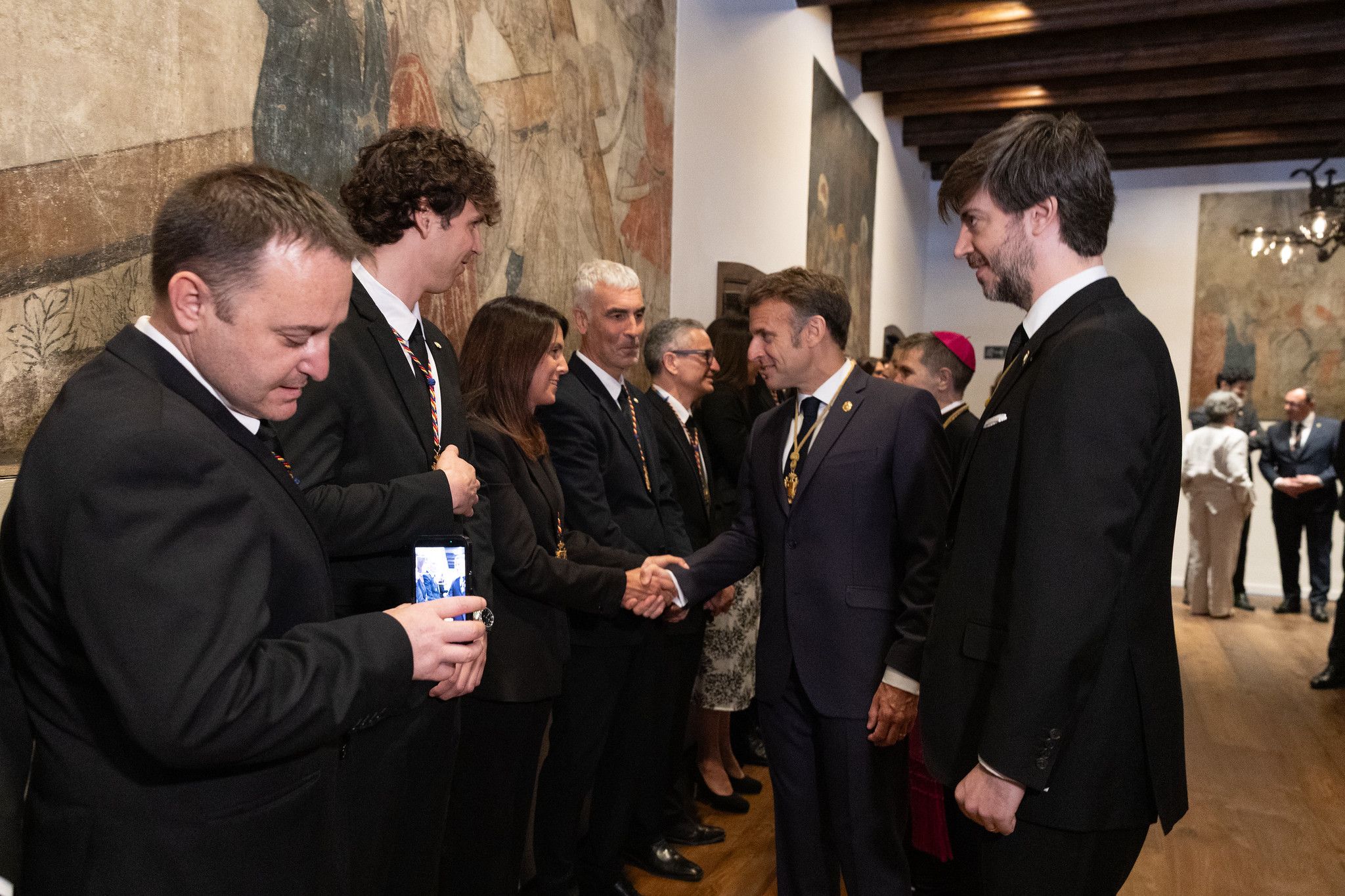 Macron saluda els consellers generals que també immortalitzen el moment.
