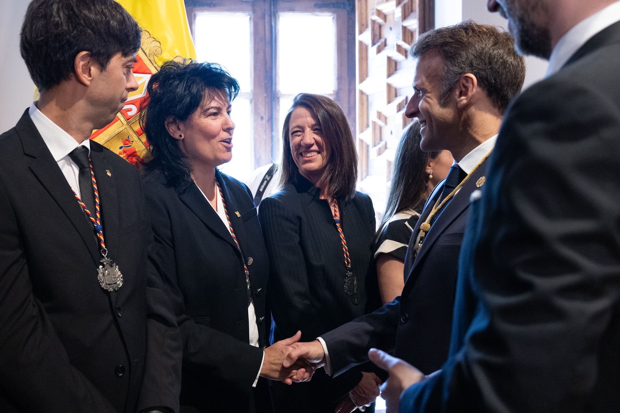 Macron saluda Eva Sansa.