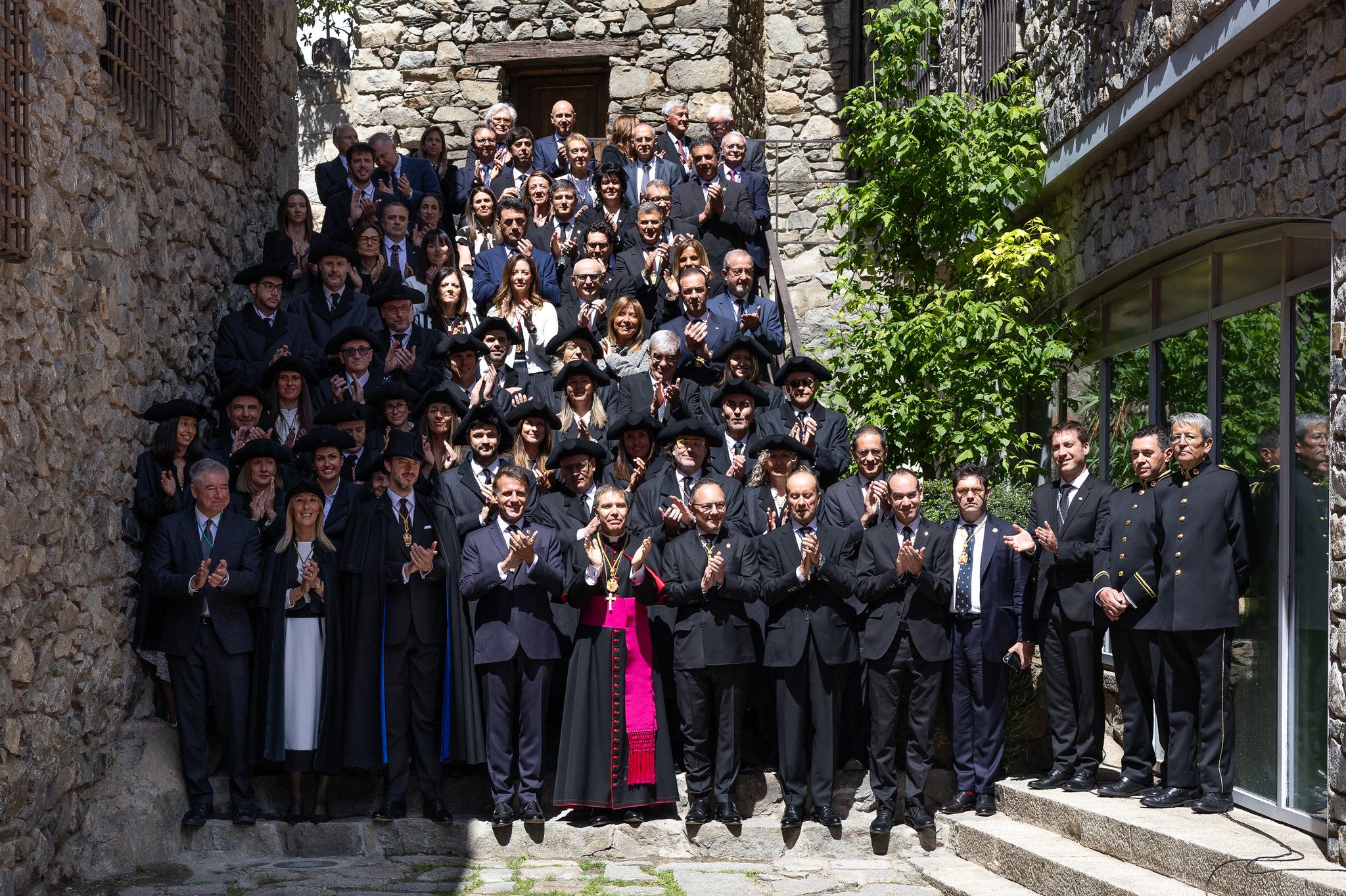 La tradicional foto a les escales de Casa de la Vall amb els coprinceps.