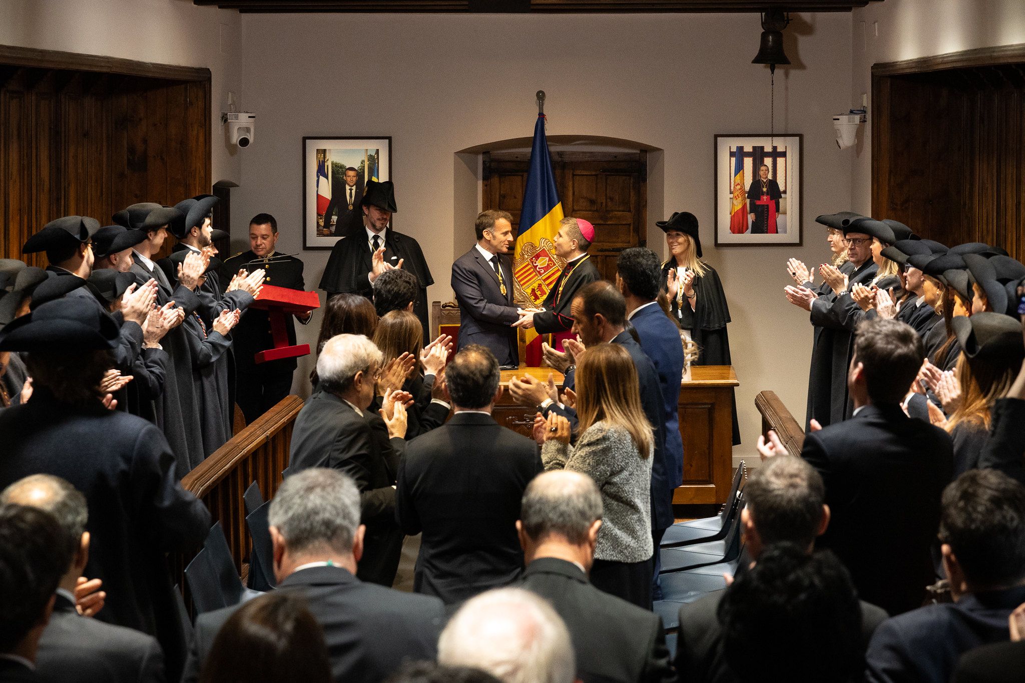 Els dos coprínceps se saluden després de la sessió a la Casa de la Vall.