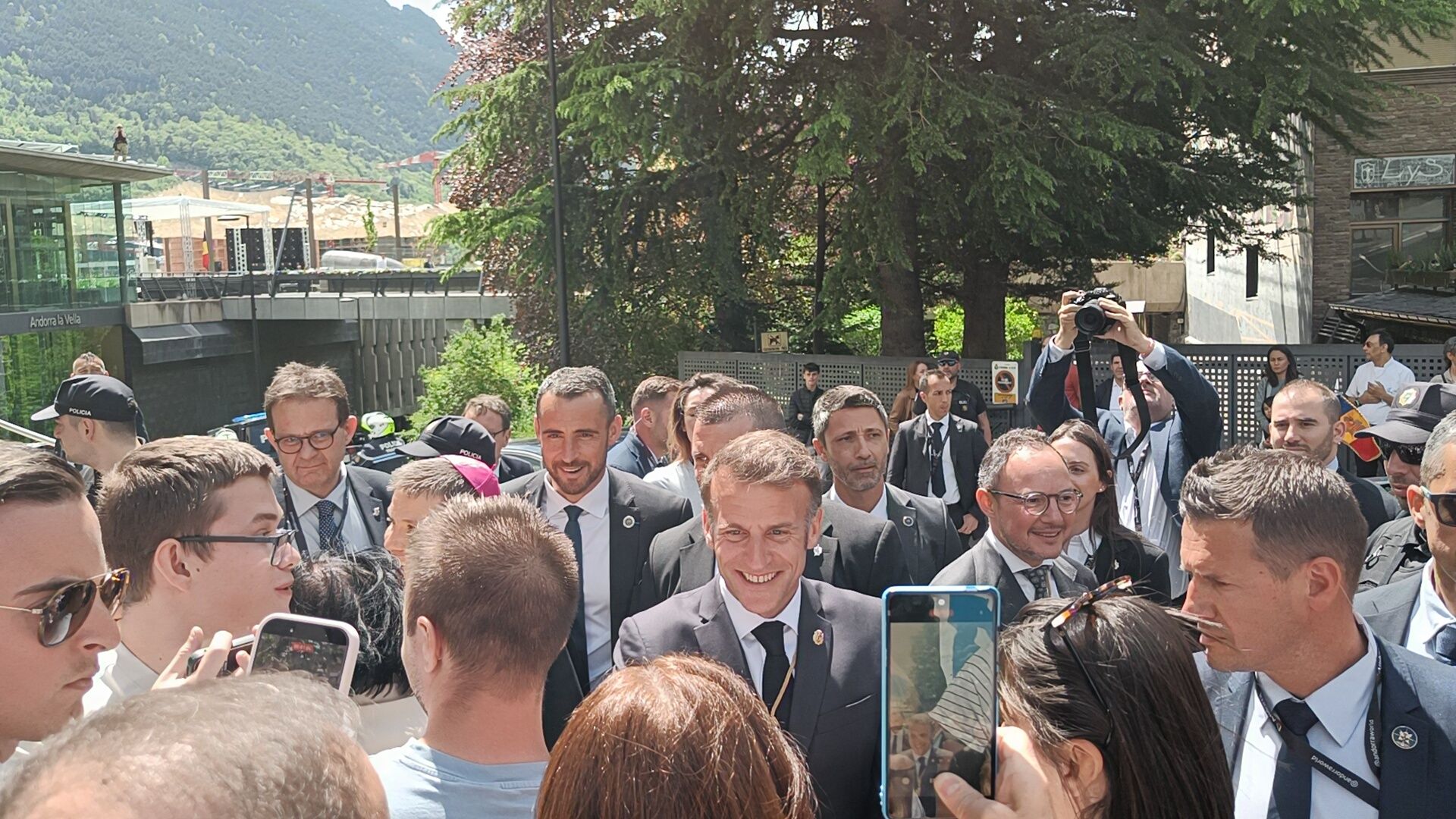 Macron en el moment de marxar de la plaça del Poble.