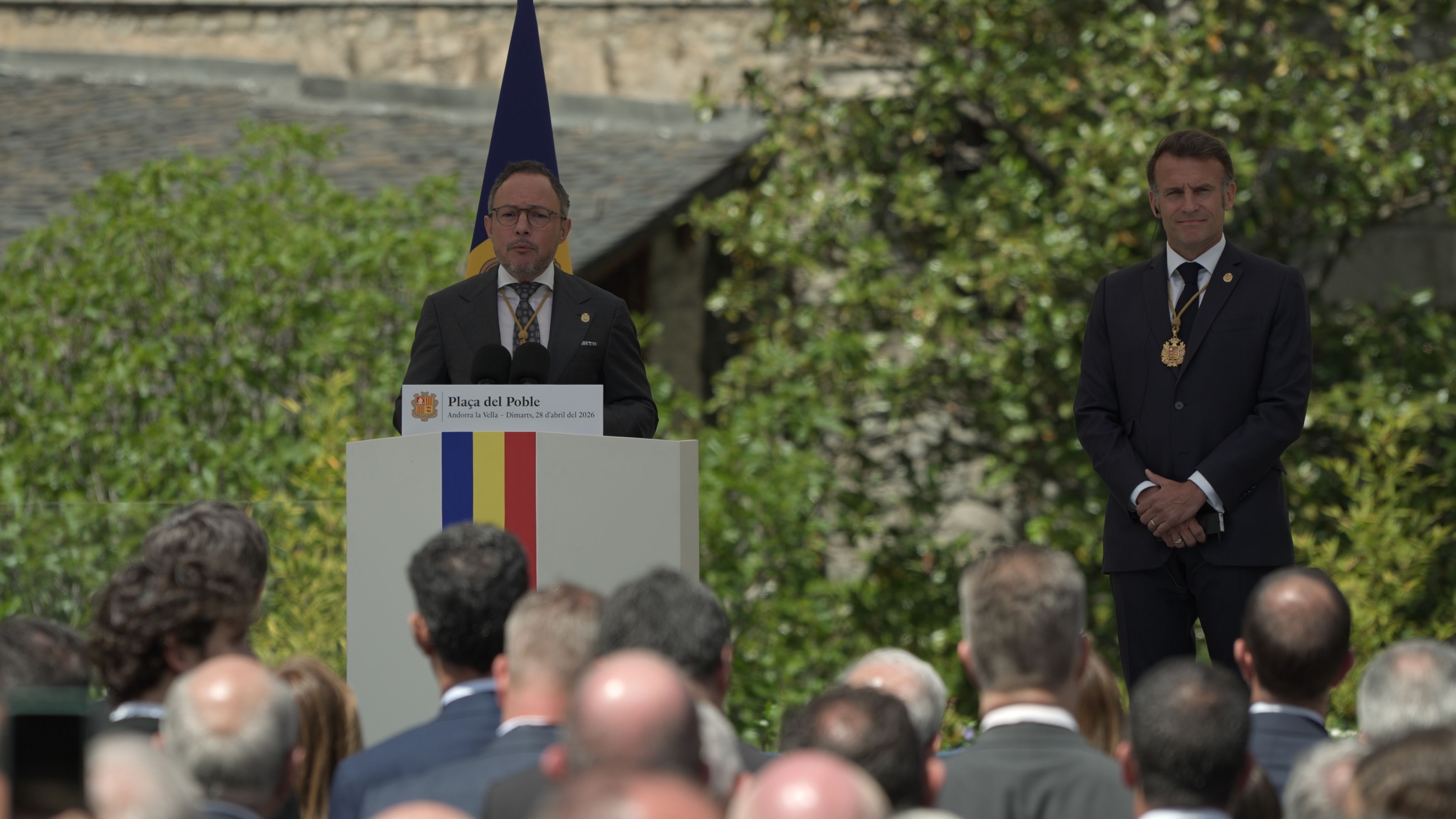 Espot, durant la intervenció, presidida en tot moment per xiulets i crits.