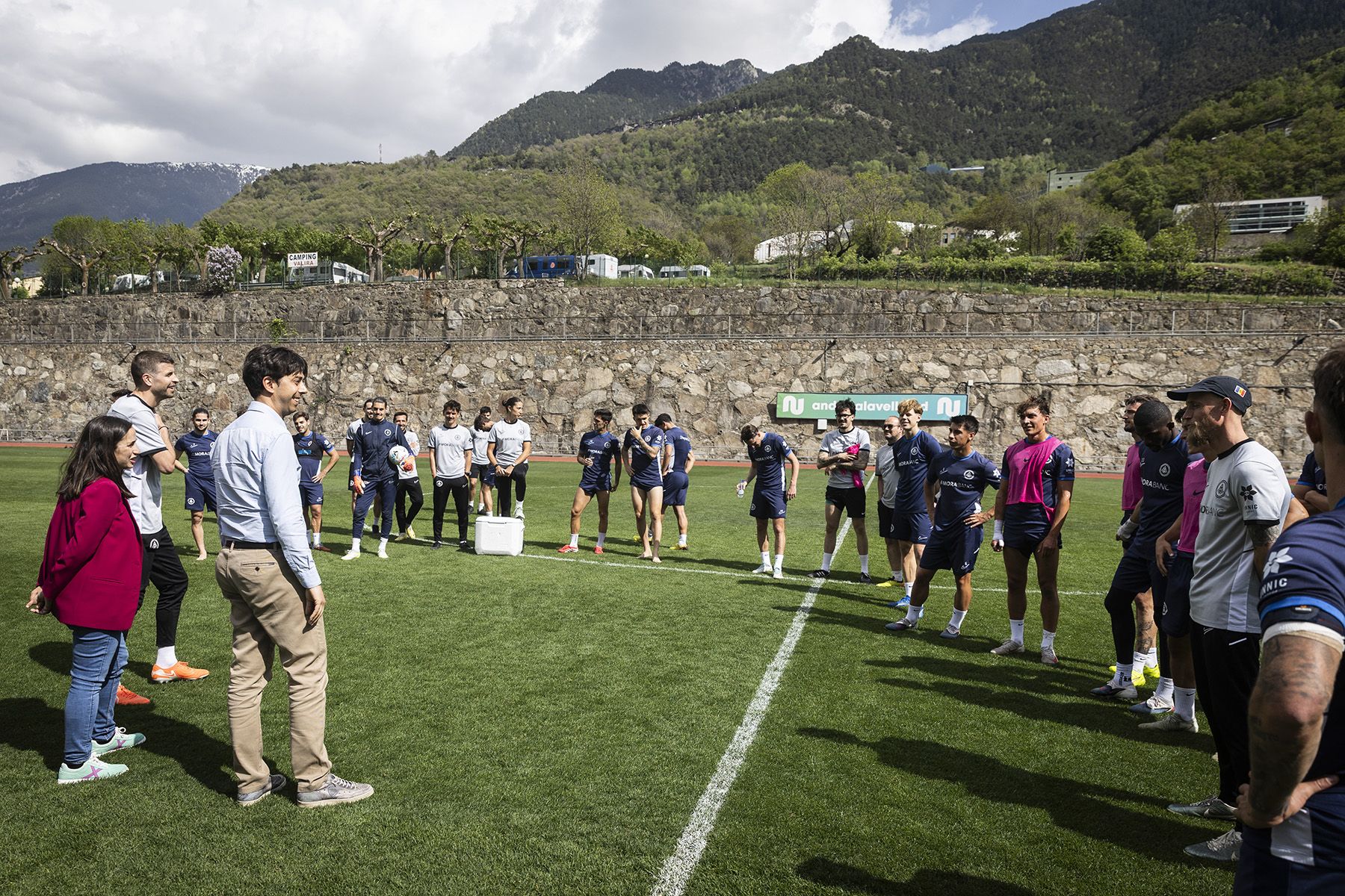Visita institucional dels cònsols d’Andorra la Vella a l’FC Andorra per estrènyer vincles.