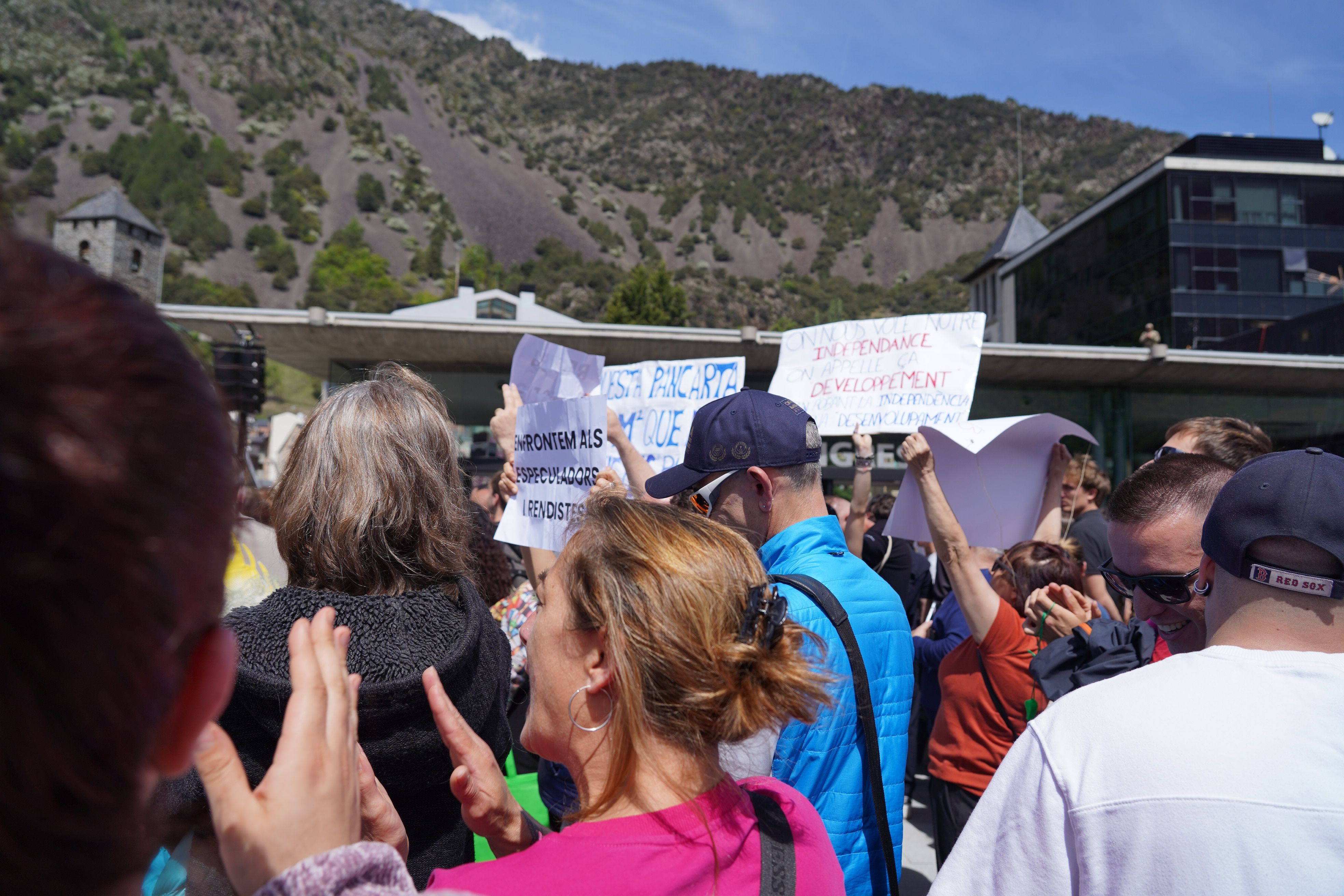 Els membres del Sindicat no han parat de protestar fins que Espot ha finalitzat el discurs. 