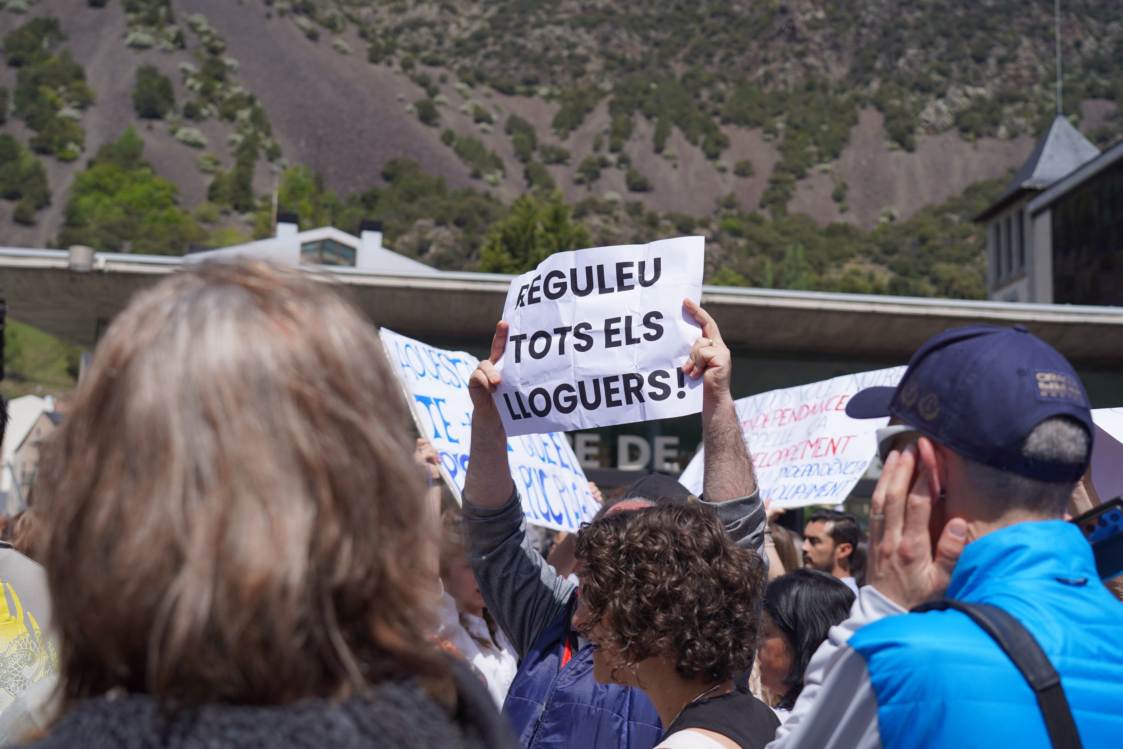 Un cartell de 'Reguleu tots els lloguers’.
