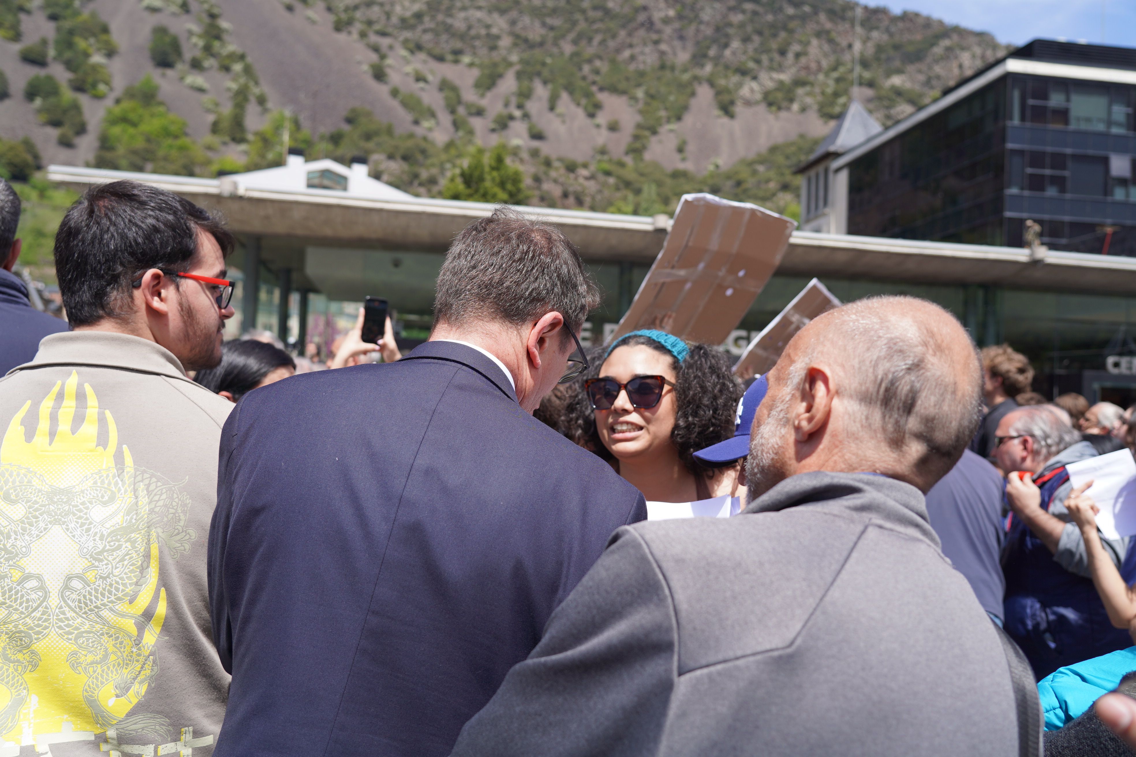 Membres del Sindicat parlant amb el representant del Copríncep francès, Robert Mauri, durant el discurs d’Espot.