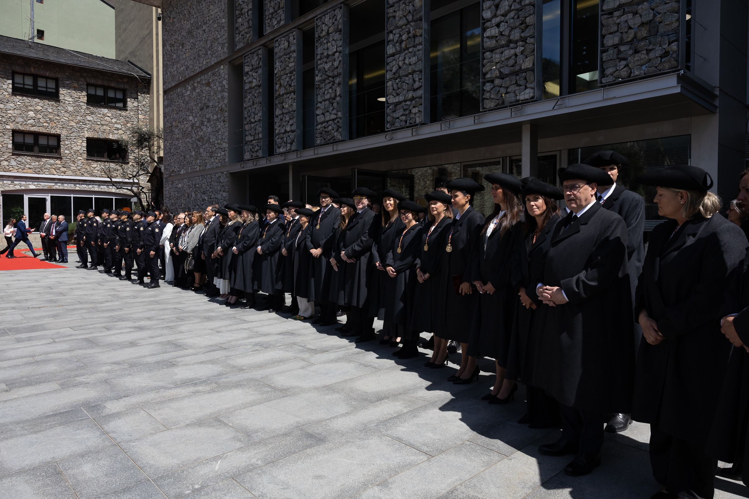 Els consellers generals, a l'exterior de la nova seu parlamentària.