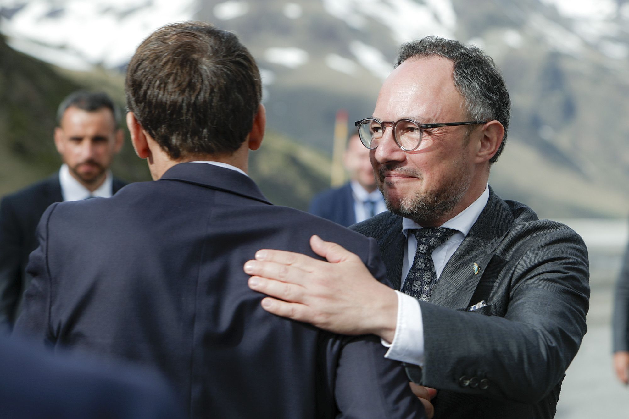 Xavier Espot en el moment d'acomiadar Emmanuel Macron.