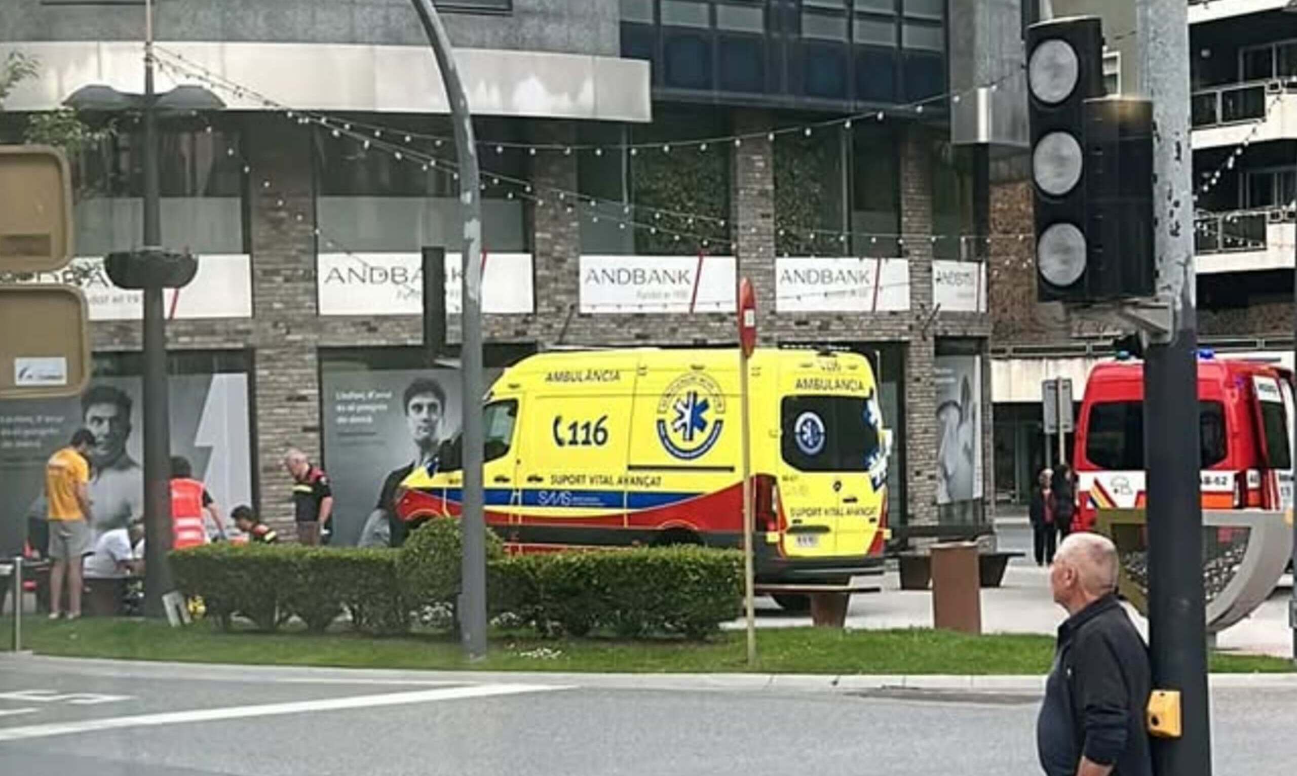 Les ambulàncies al lloc on es mirava de remuntar l'home.