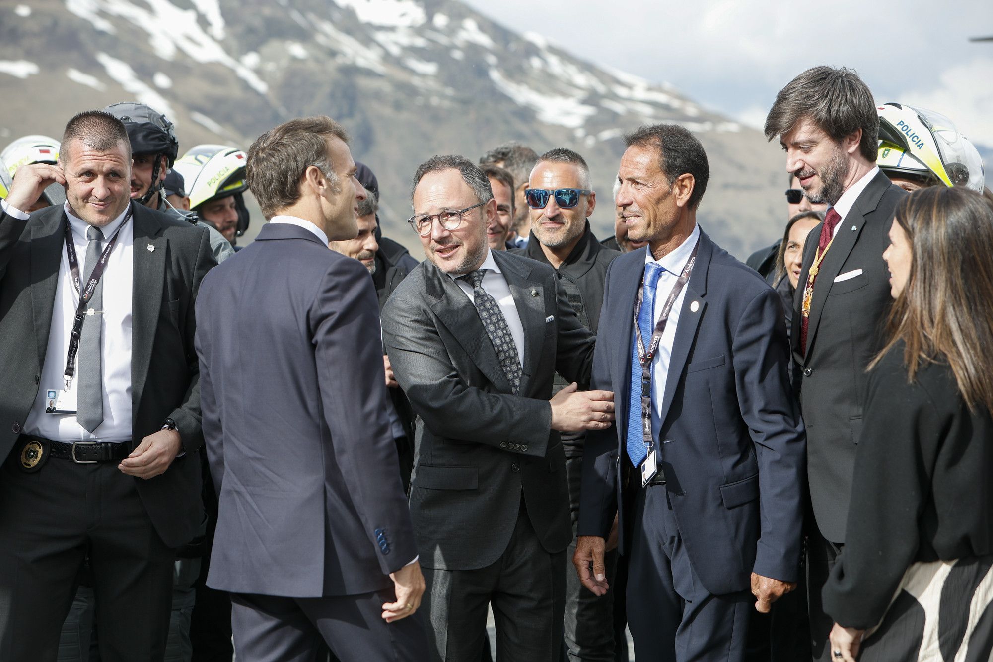 Les autoritats en el moment d'acomiadar Macron.