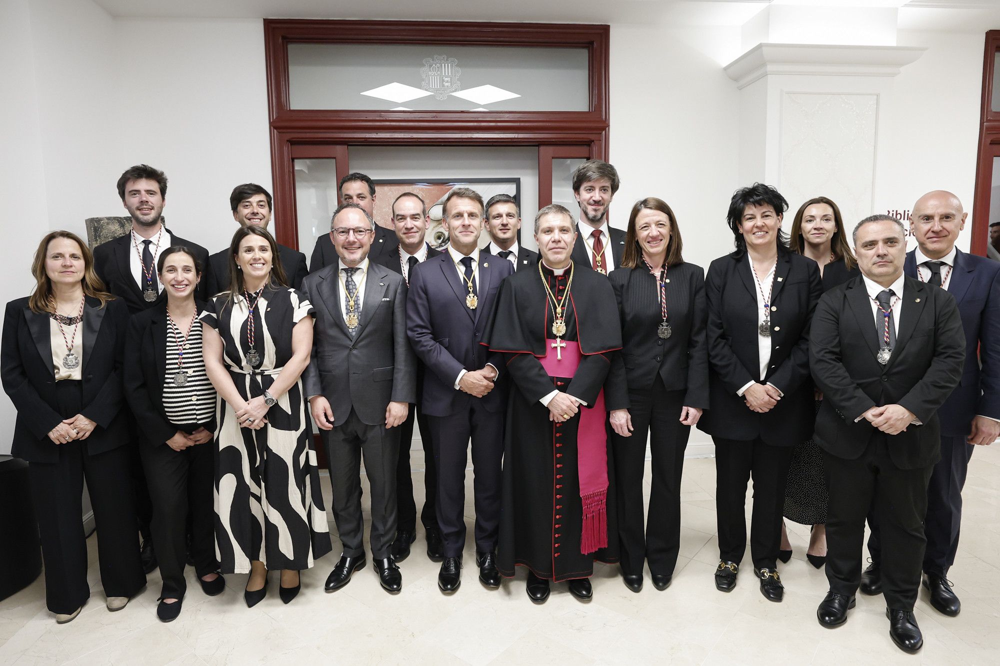 Macron amb els cònsols que han assistit al dinar a Ràdio Andorra.