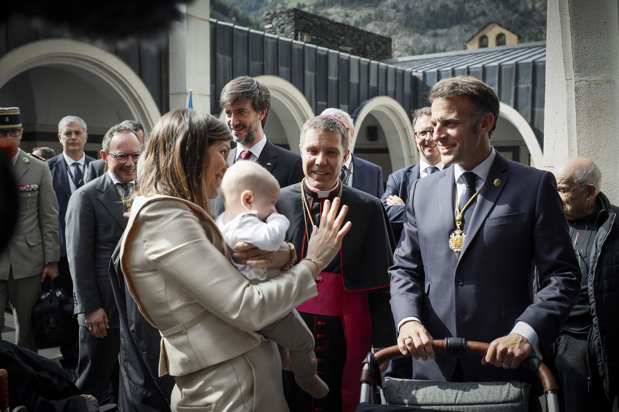 Macron i Serrano després de rebre la Creu dels Set Braços.