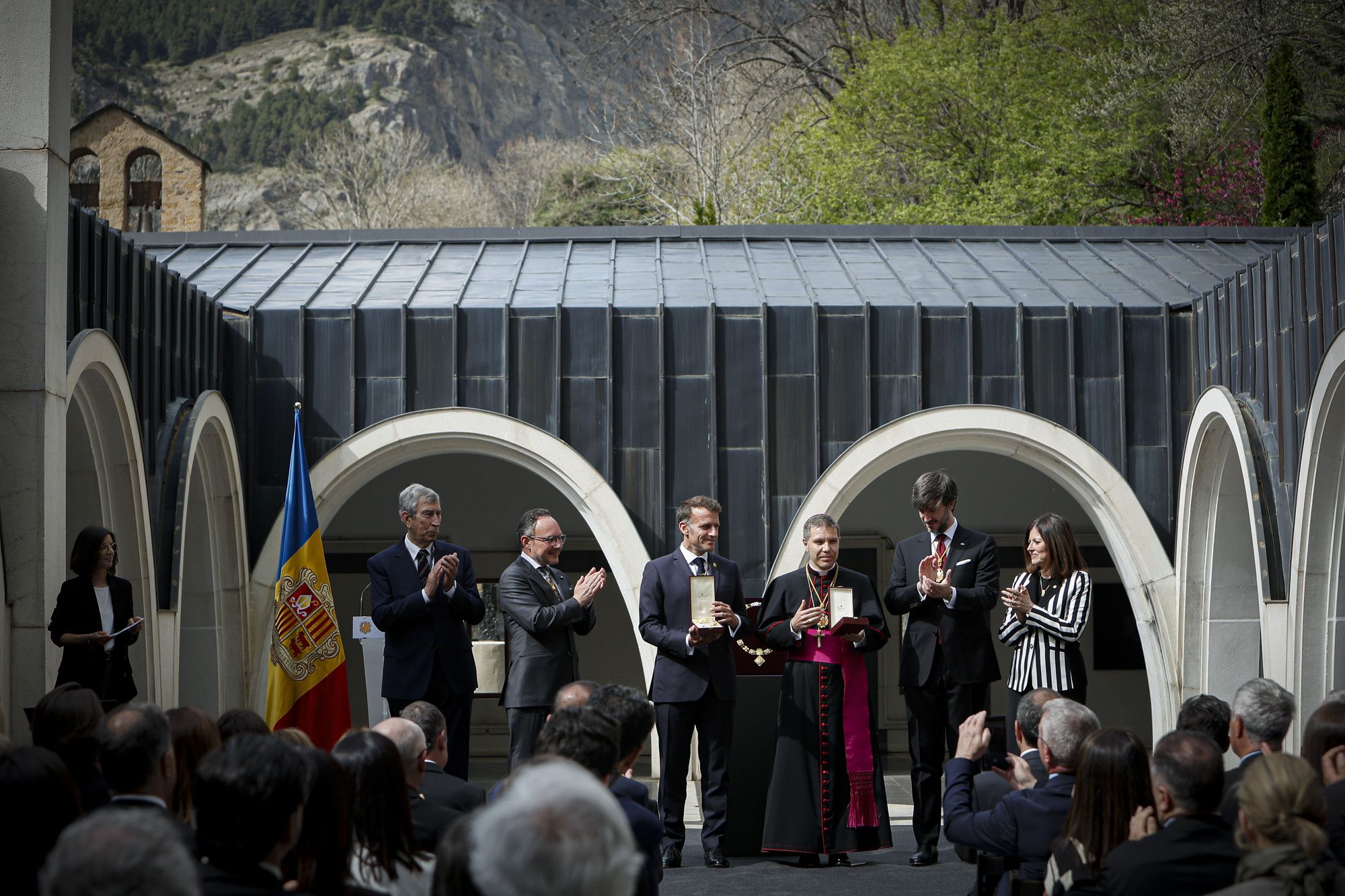 Els coprínceps han estat condecorats amb la Creu dels Set Braços.