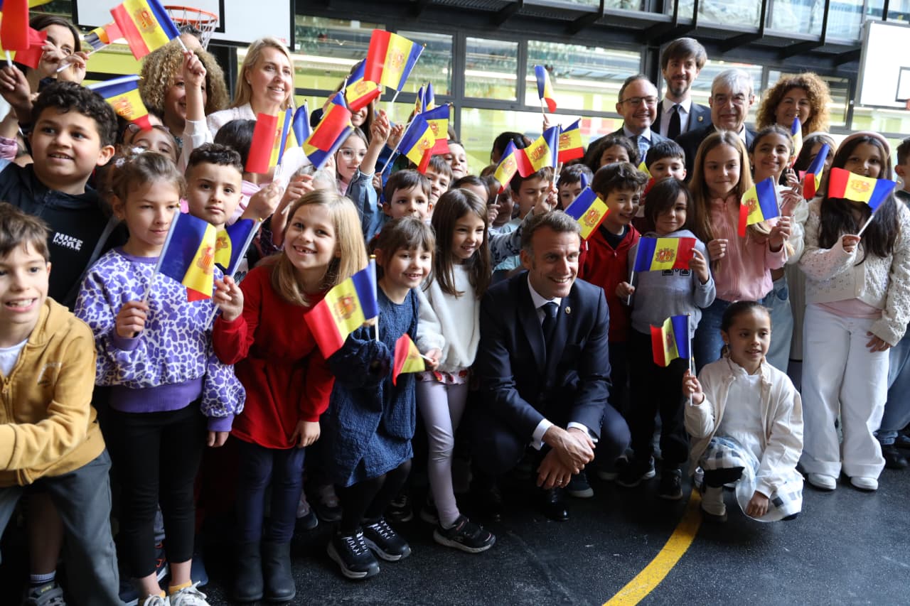 Emmanuel Macron entre canalla de l'Escola andorrana de Santa Coloma.