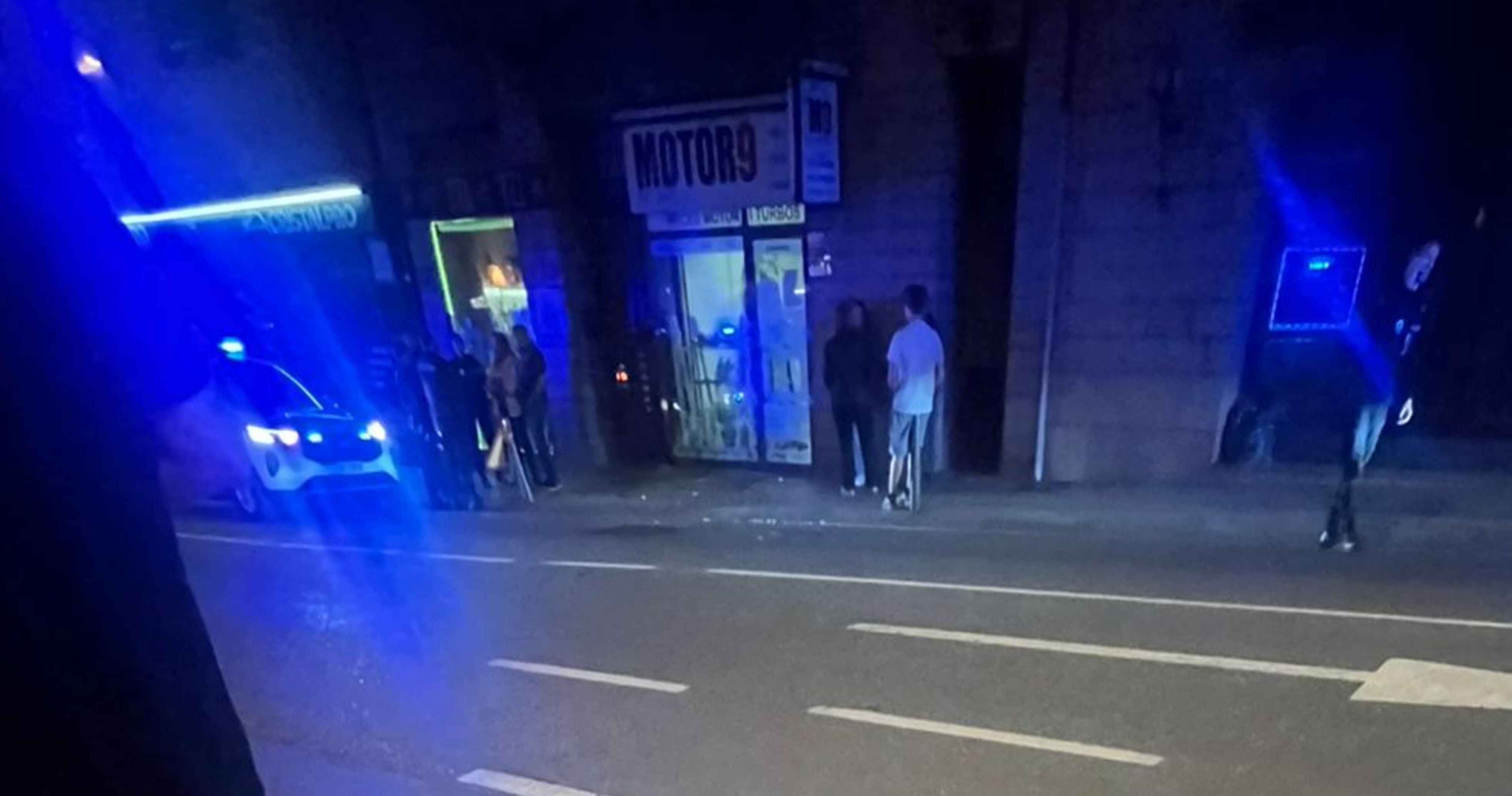 El lloc dels fets poc després que ocorreguessin i encara amb presència policial.