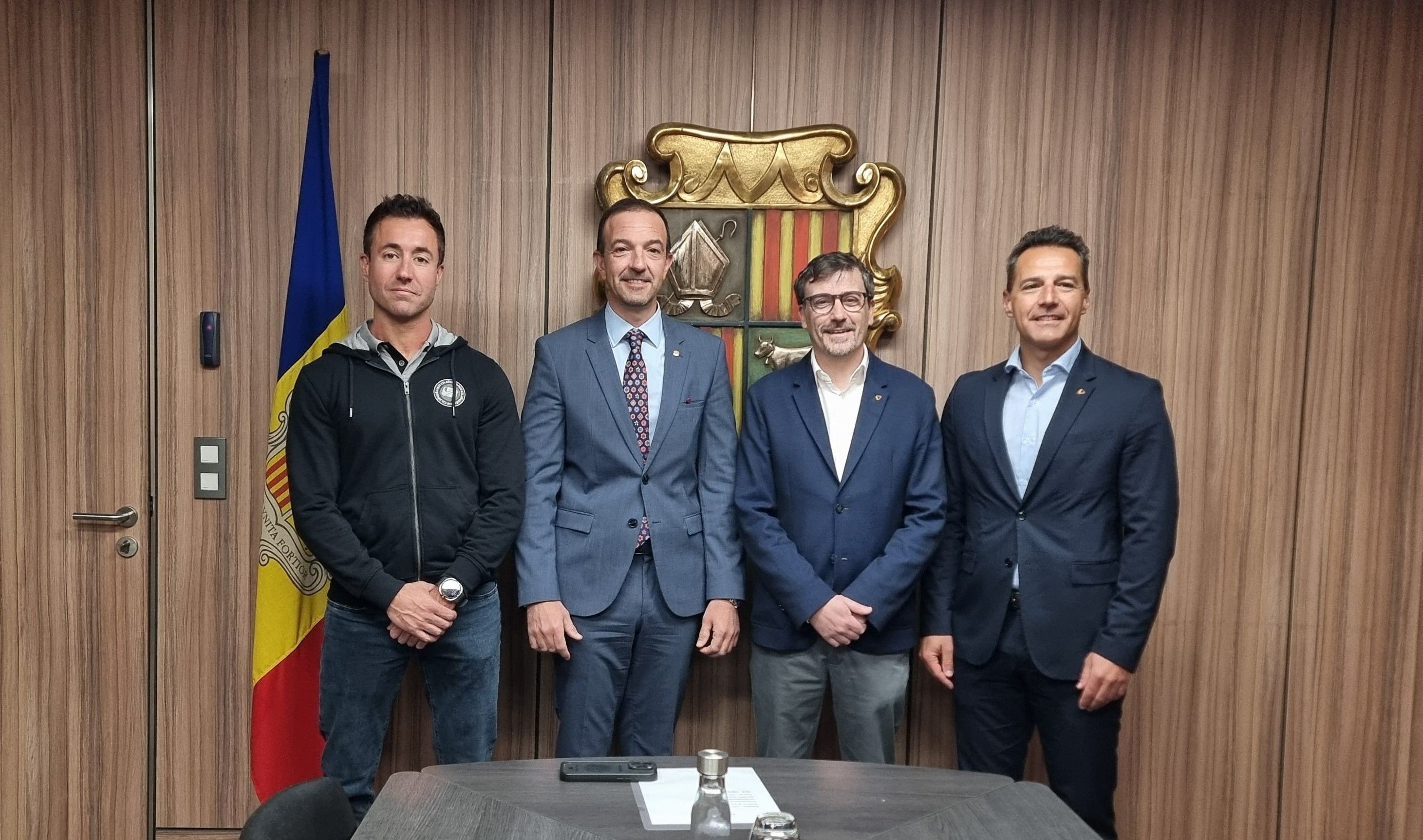 La nova junta de l’Skal Club es reuneix amb el ministre Jordi Torres.