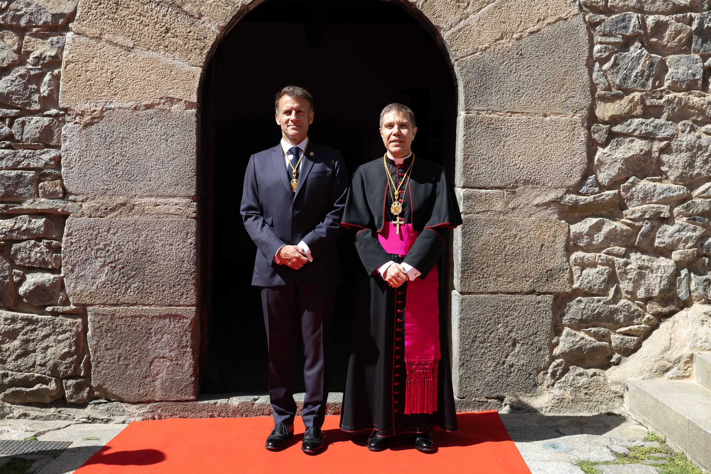 Emmanuel Macron i Josep-Lluís Serrano davant de Casa de la Vall.