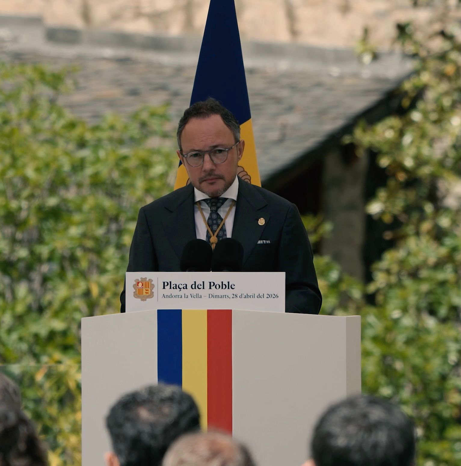 El cap de Govern mirant cap a la zona de la protesta durant el seu discurs.