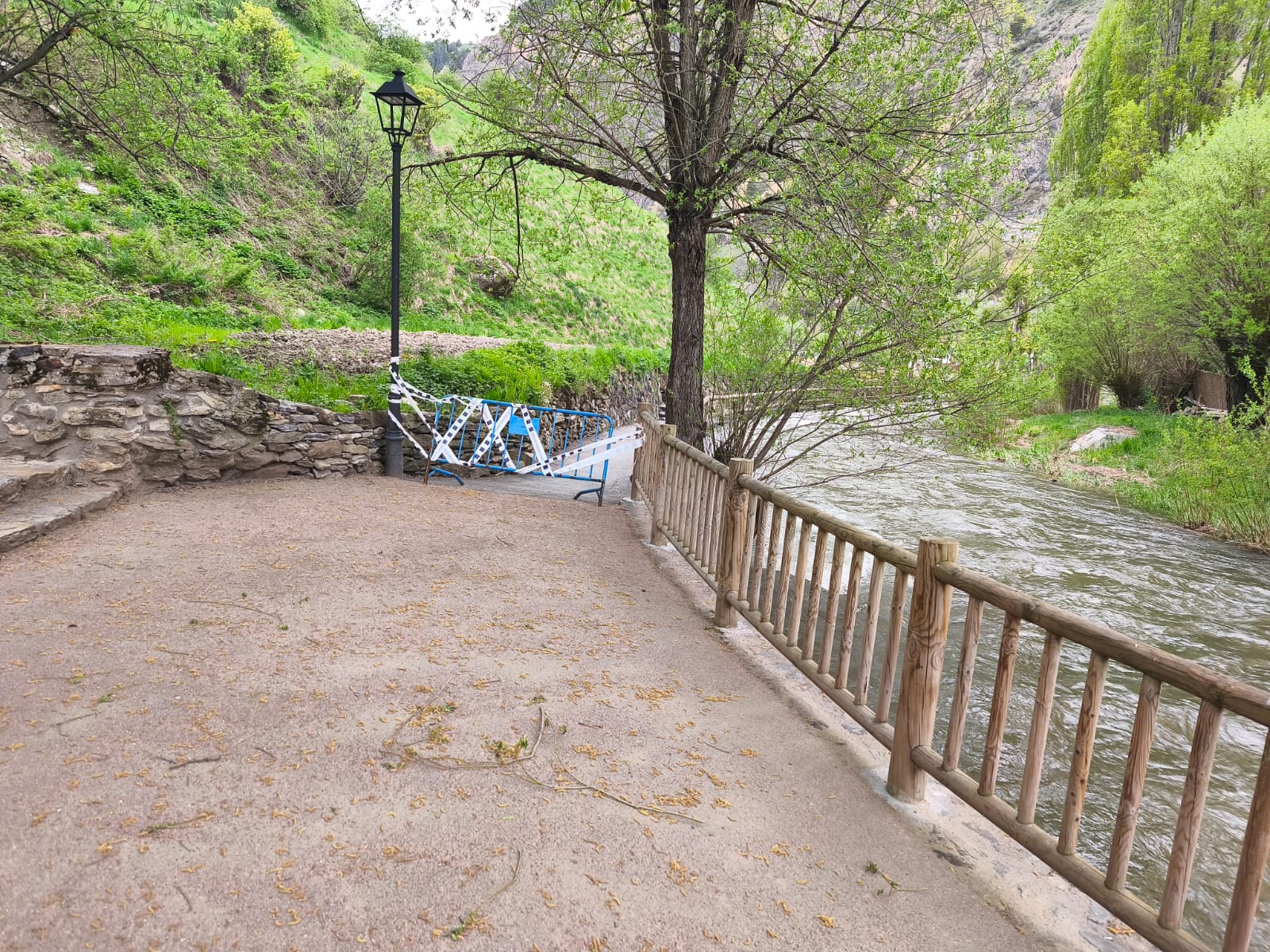 Un tram de camí obert i la tanca que encara impedeix seguir per aquesta via.