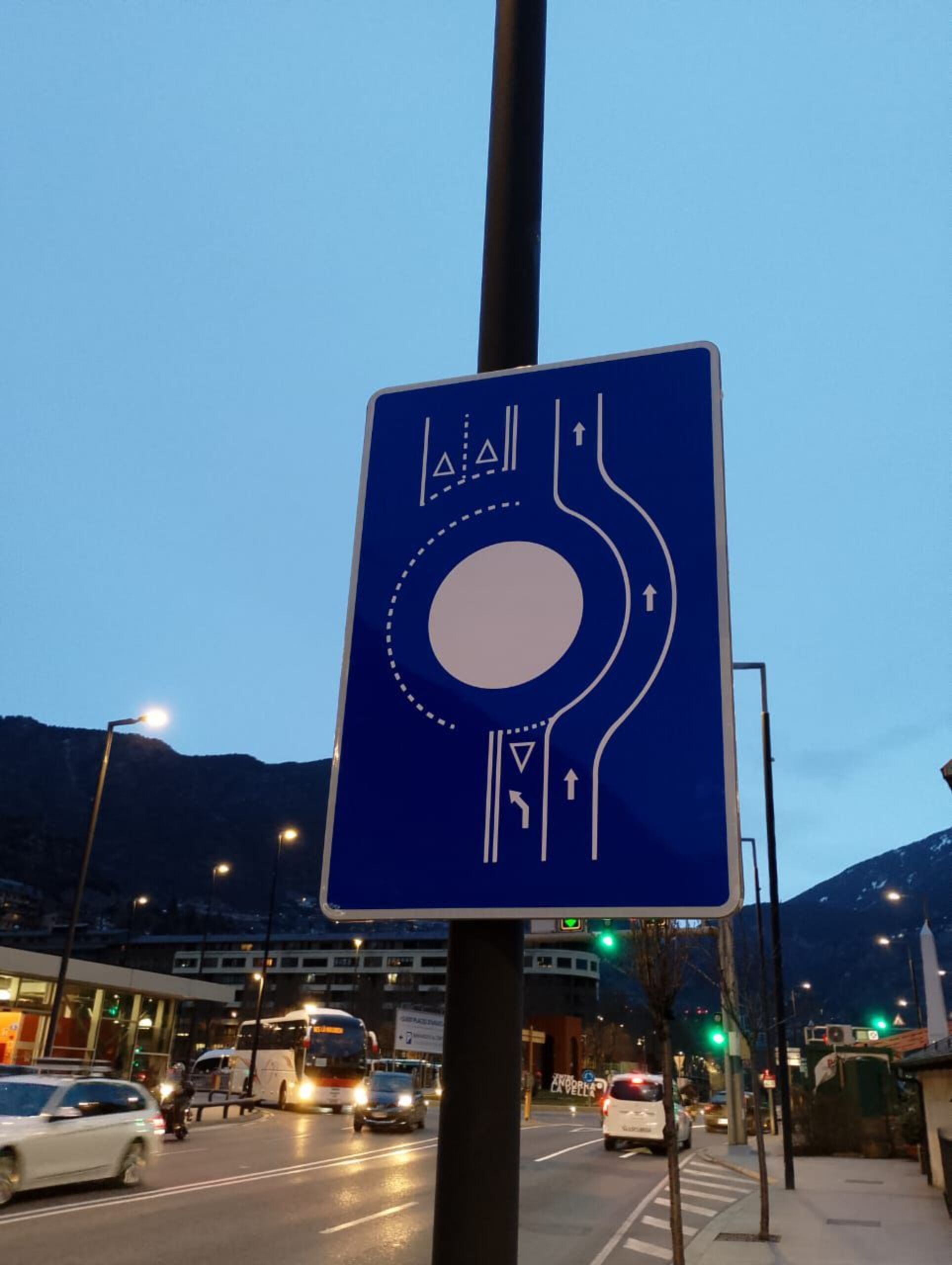 Un dels plafons que indiquen la 'turborotonda'.